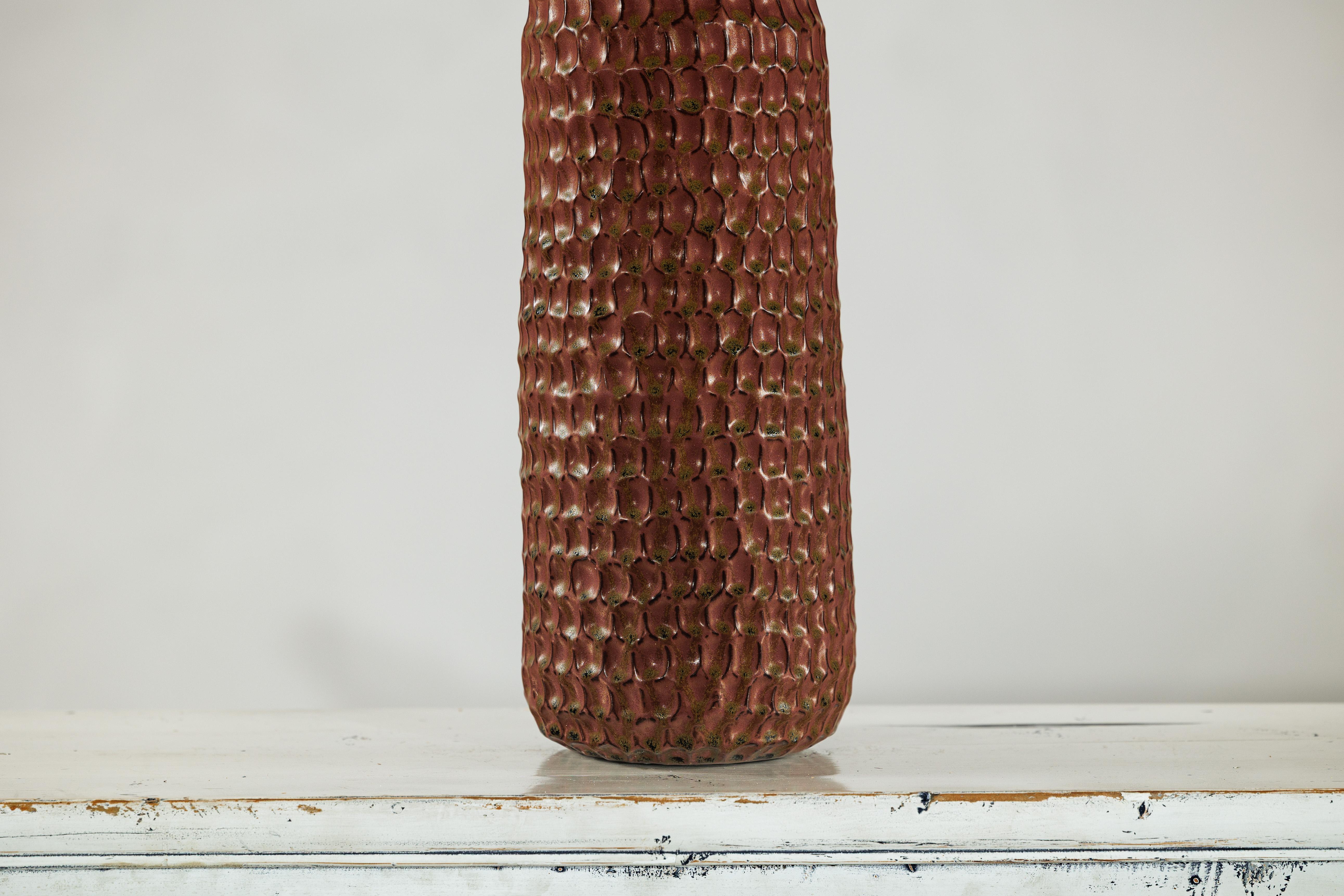 Vaso alto in ceramica marrone con struttura a nido d'ape e smalto verde maculato in vendita 1