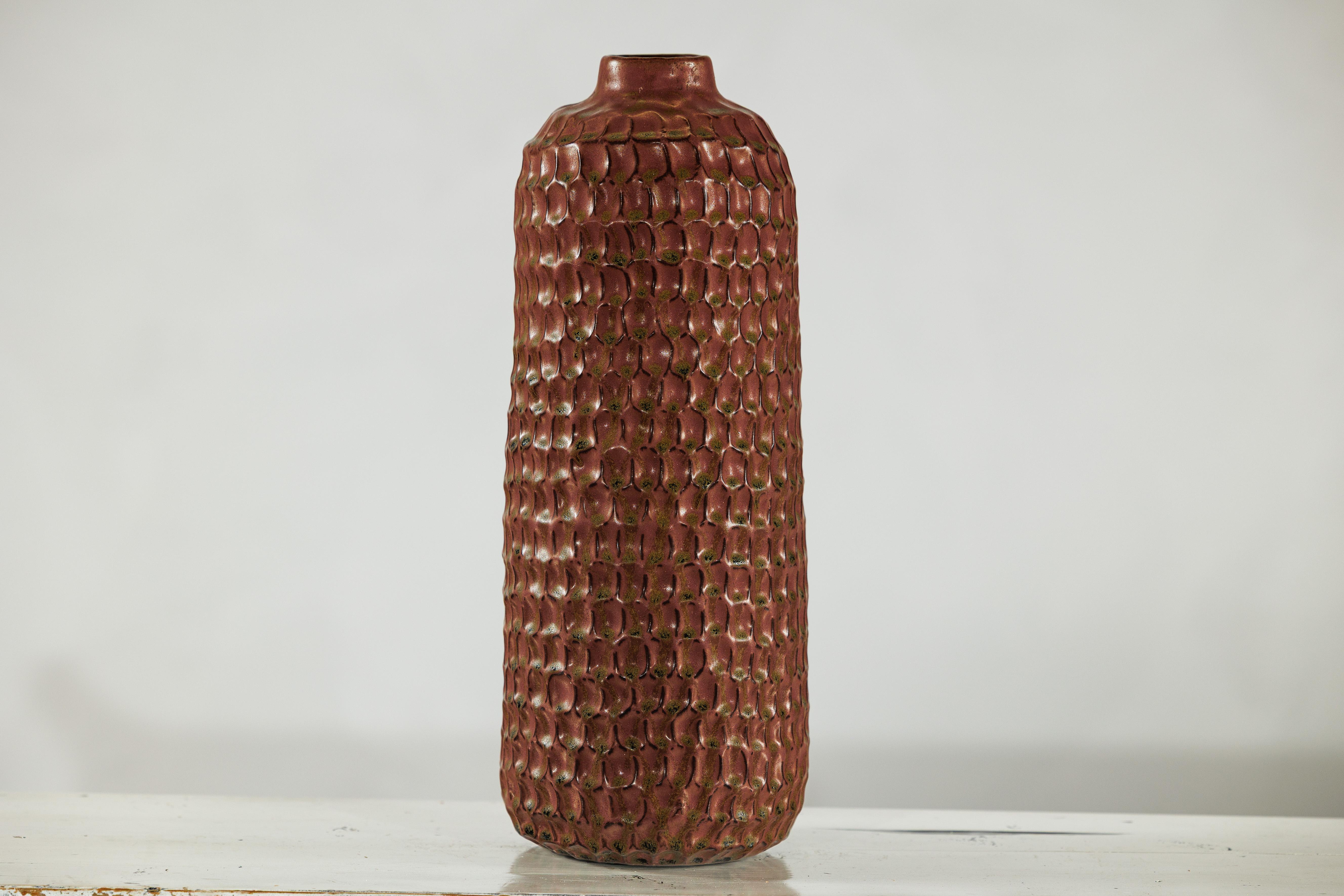 Vaso alto in ceramica marrone con struttura a nido d'ape e smalto verde maculato in vendita 2