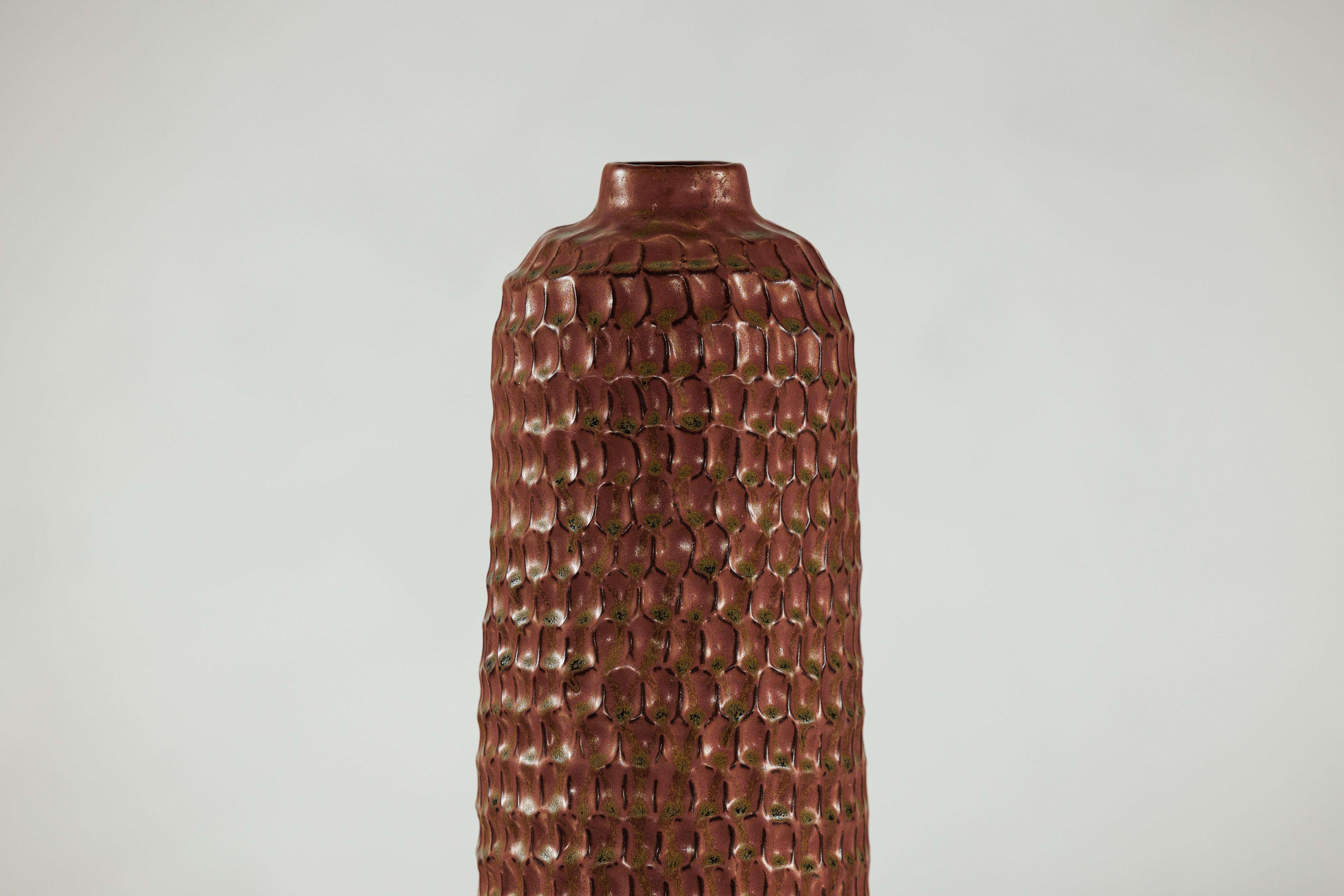 Vaso alto in ceramica marrone con struttura a nido d'ape e smalto verde maculato in vendita 3
