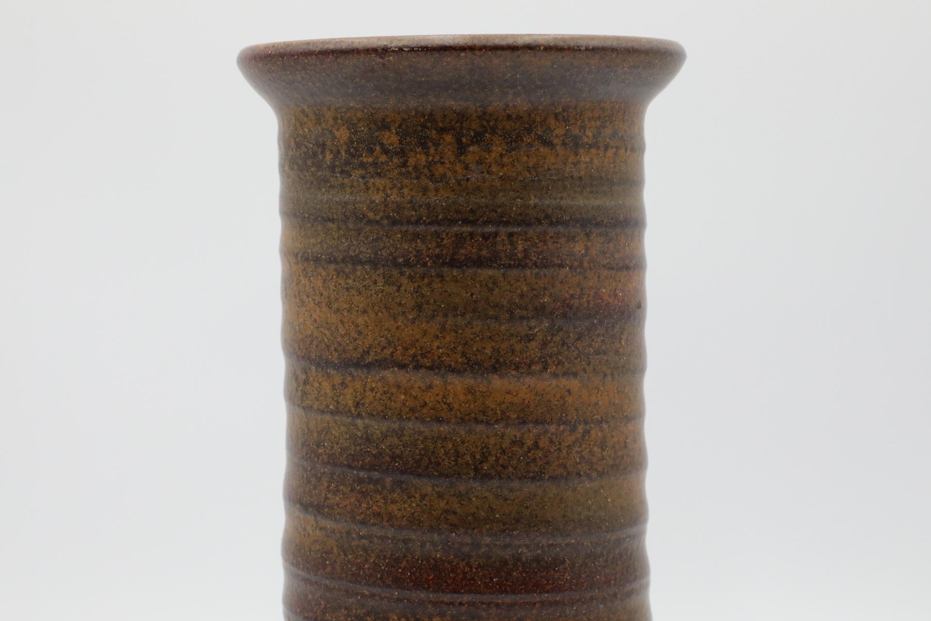 Vaso alto in ceramica marrone lavorato a mano con labbro di Mobach in vendita 2