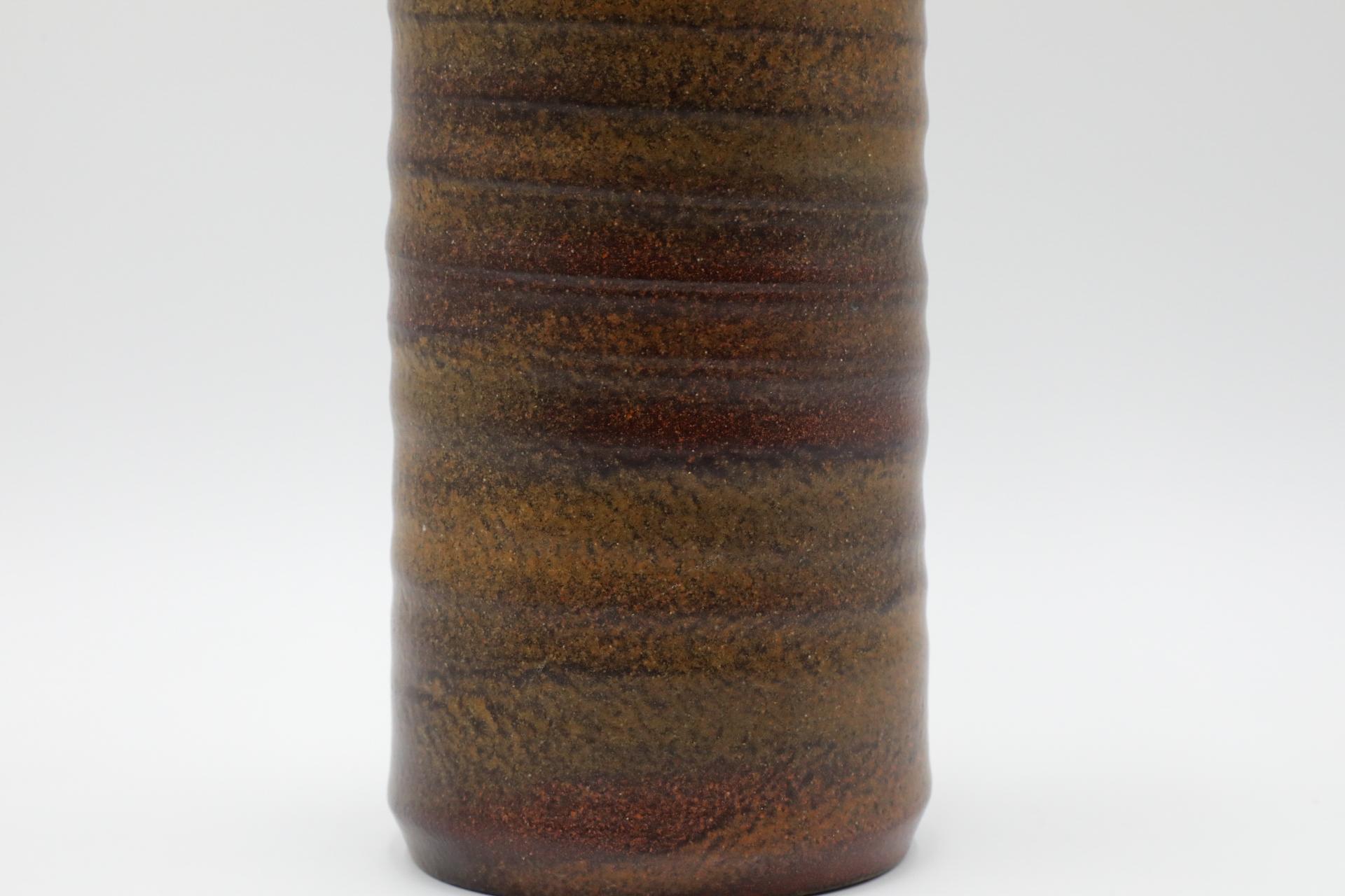 Vaso alto in ceramica marrone lavorato a mano con labbro di Mobach in vendita 3