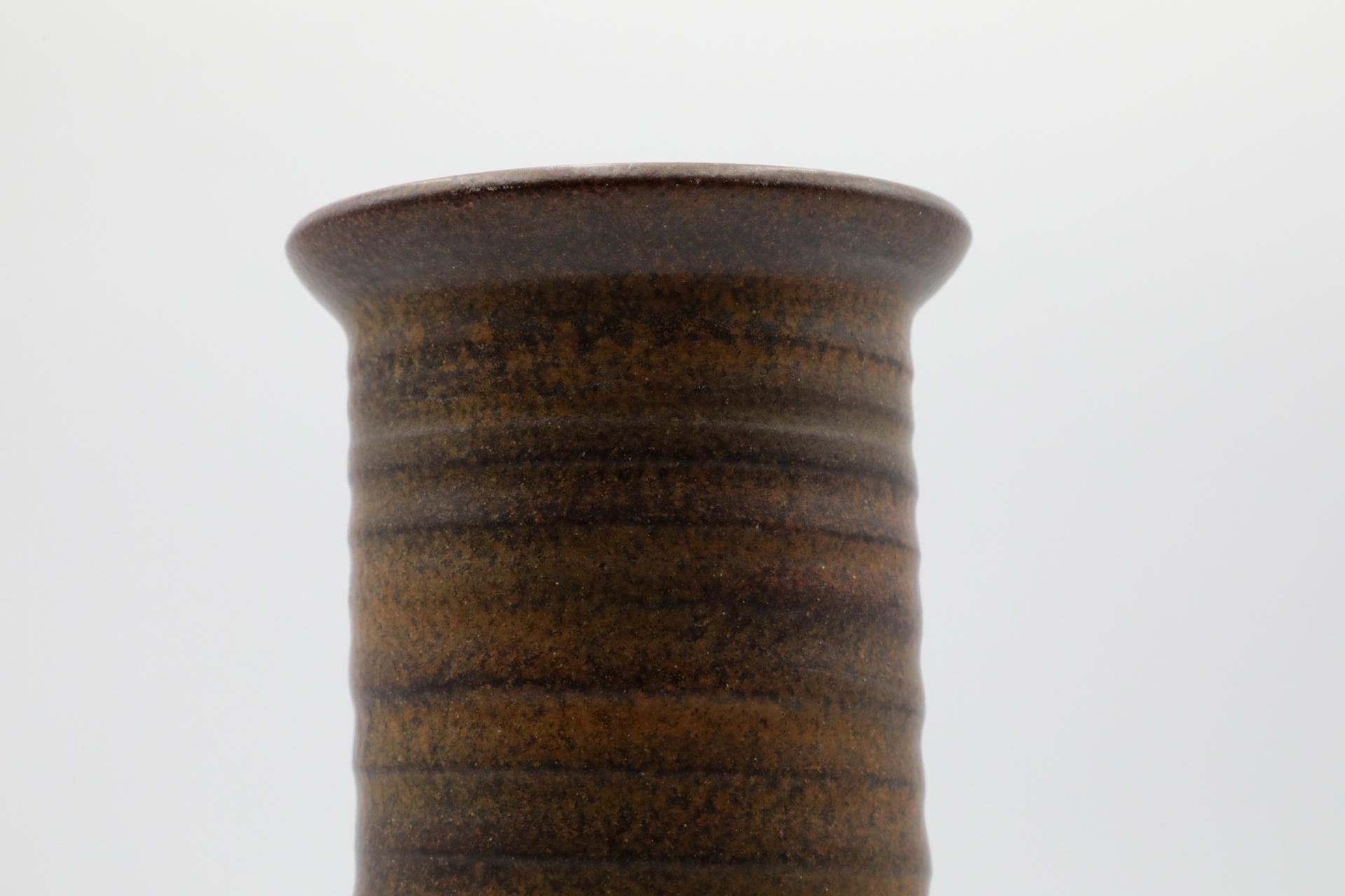 Vaso alto in ceramica marrone lavorato a mano con labbro di Mobach in vendita 5