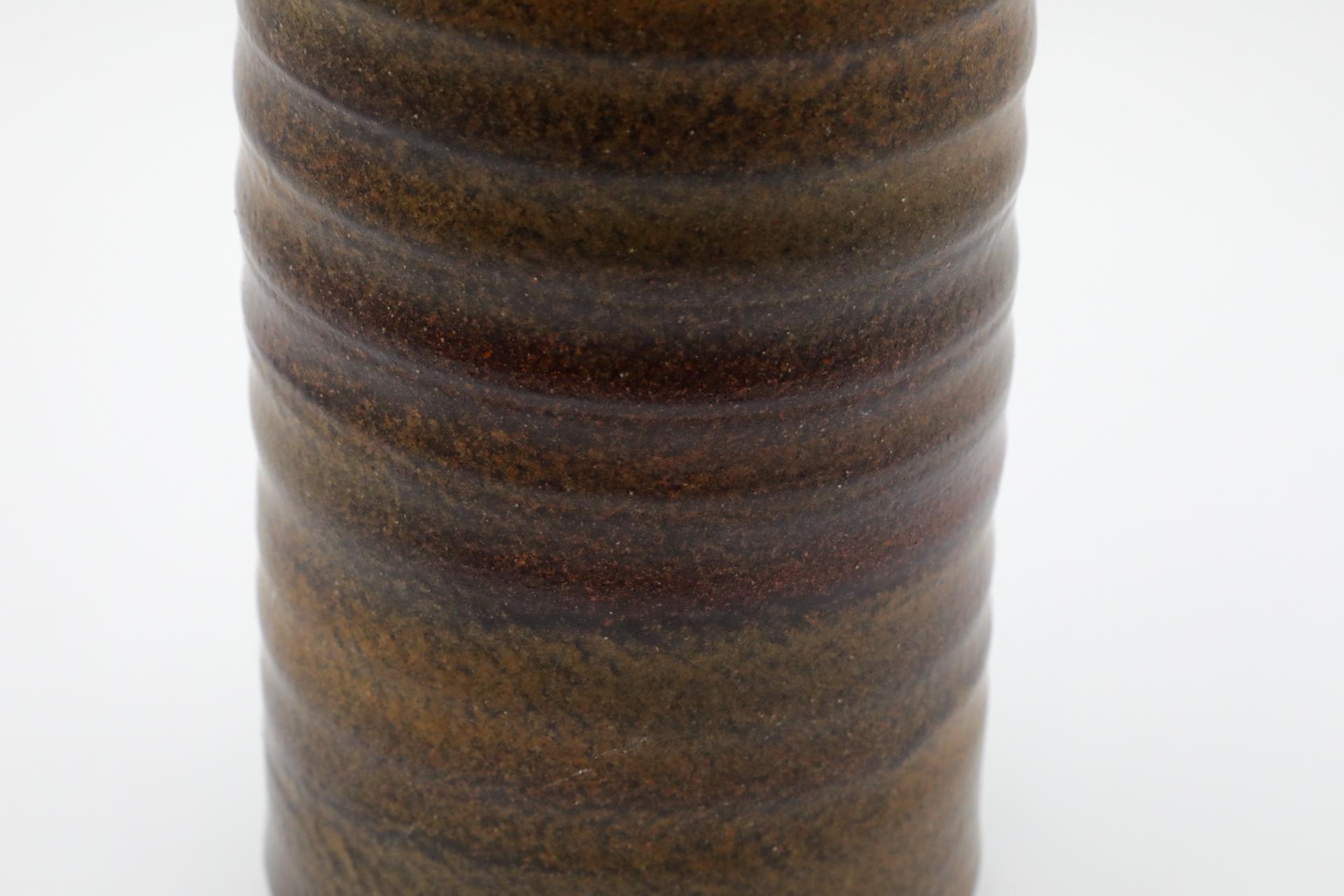 Vaso alto in ceramica marrone lavorato a mano con labbro di Mobach in vendita 6