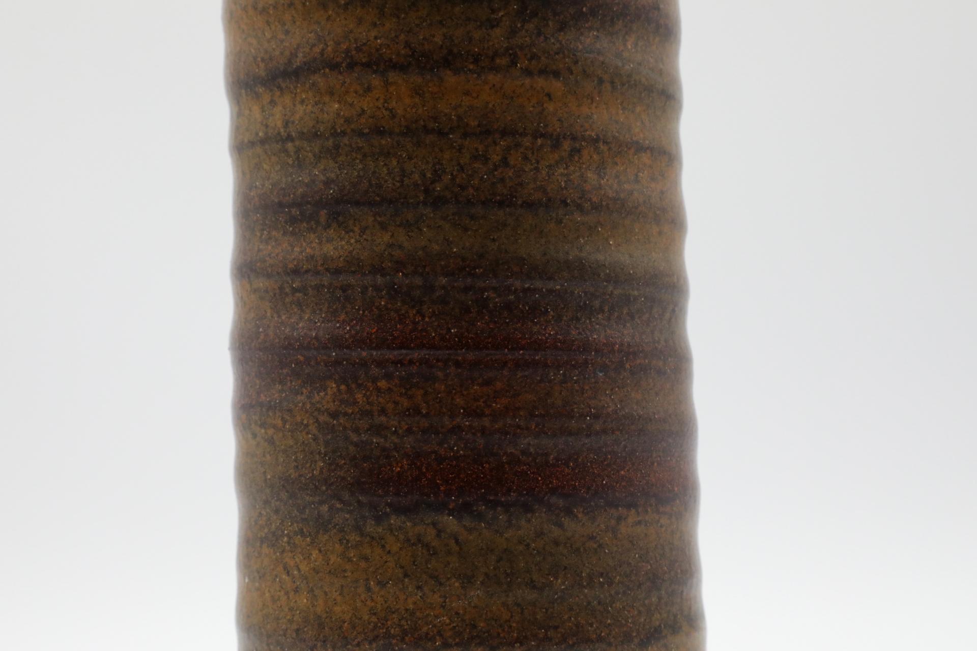 Vaso alto in ceramica marrone lavorato a mano con labbro di Mobach in vendita 7