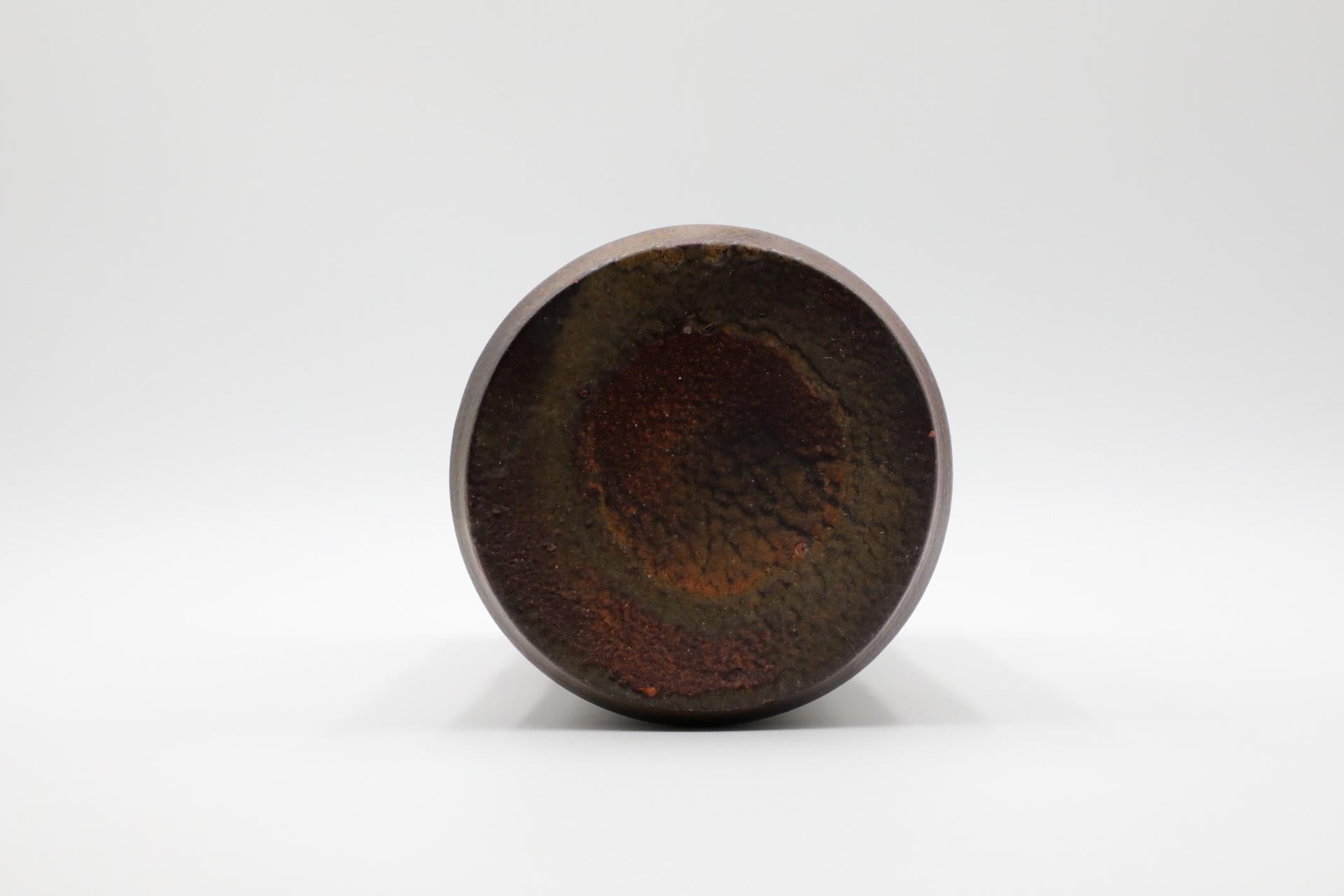 Vaso alto in ceramica marrone lavorato a mano con labbro di Mobach in vendita 8
