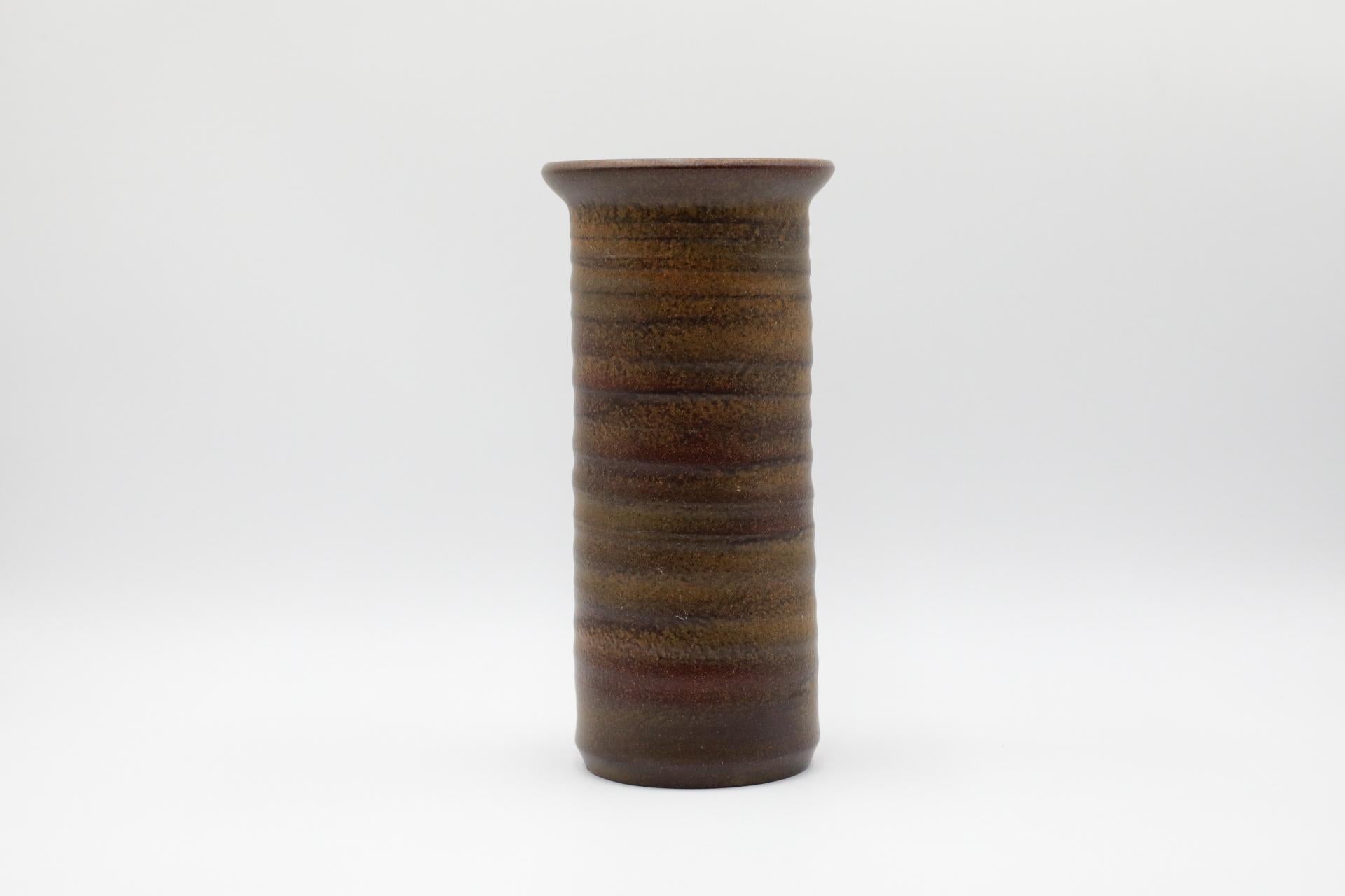 Eccellente vaso alto in ceramica marrone con labbro di Mobach. Considerata l'età d'oro della ceramica, la ceramica d'arte degli anni 1950-1970, altamente collezionabile, è nota per gli smalti, le forme, i colori e le forme sperimentali ed