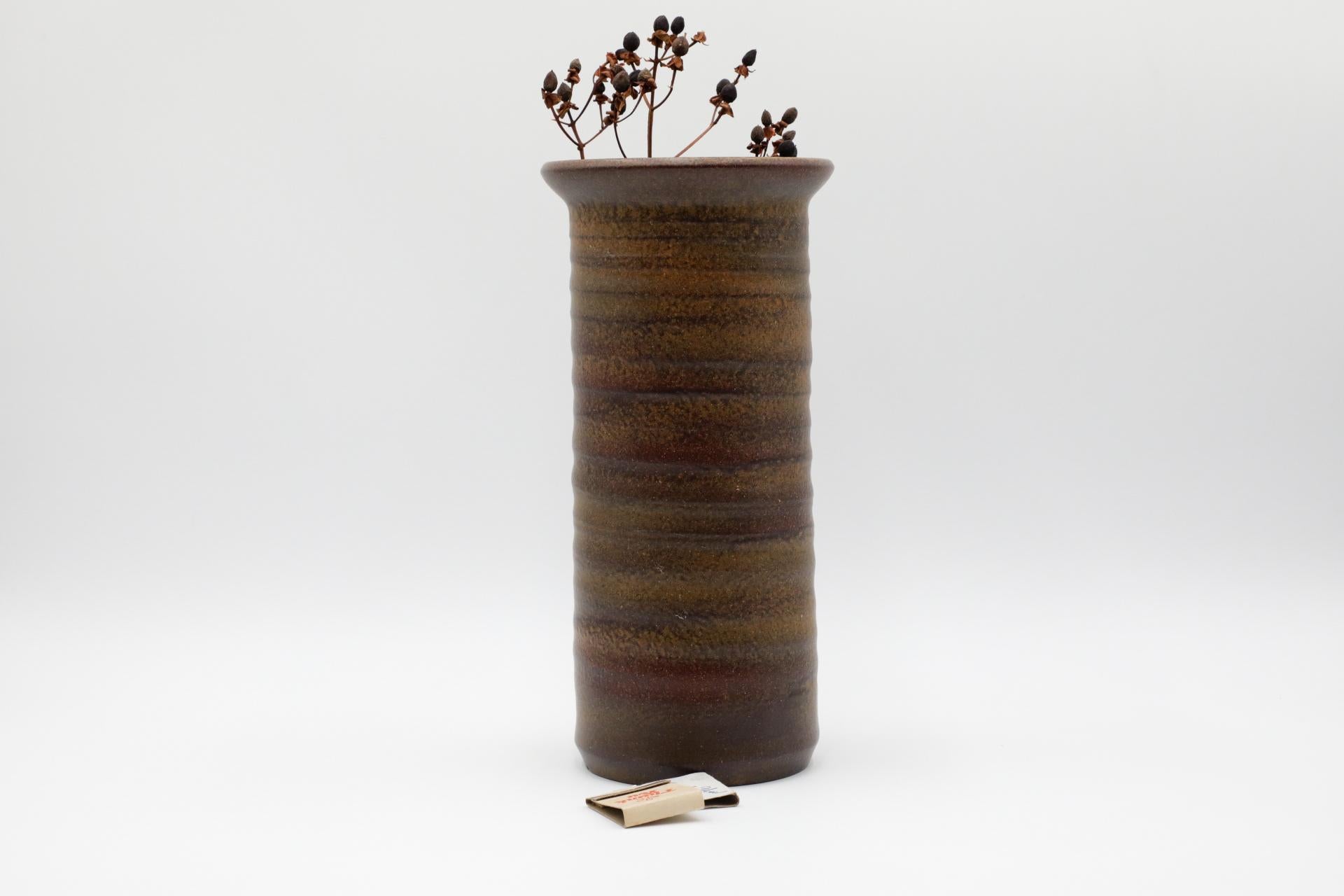 Olandese Vaso alto in ceramica marrone lavorato a mano con labbro di Mobach in vendita