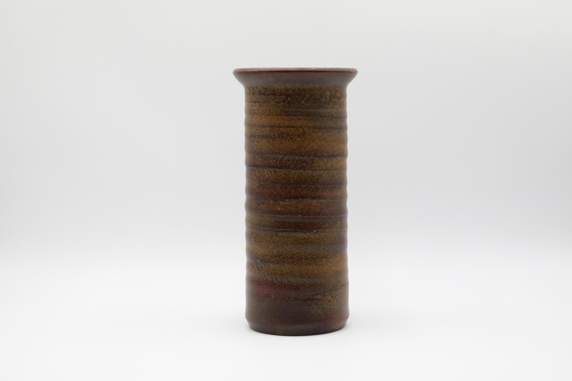 Smaltato Vaso alto in ceramica marrone lavorato a mano con labbro di Mobach in vendita