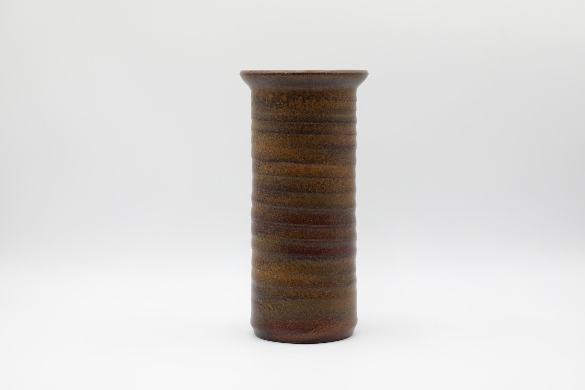 XX secolo Vaso alto in ceramica marrone lavorato a mano con labbro di Mobach in vendita