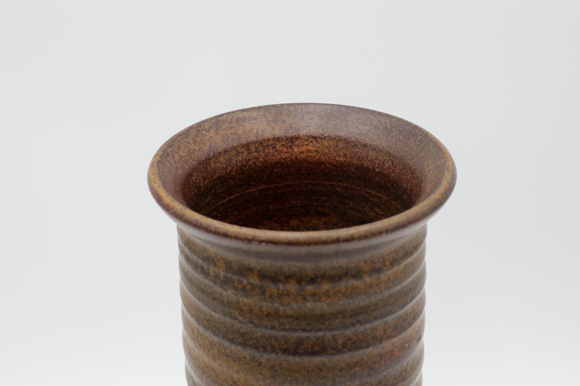 Ceramica Vaso alto in ceramica marrone lavorato a mano con labbro di Mobach in vendita