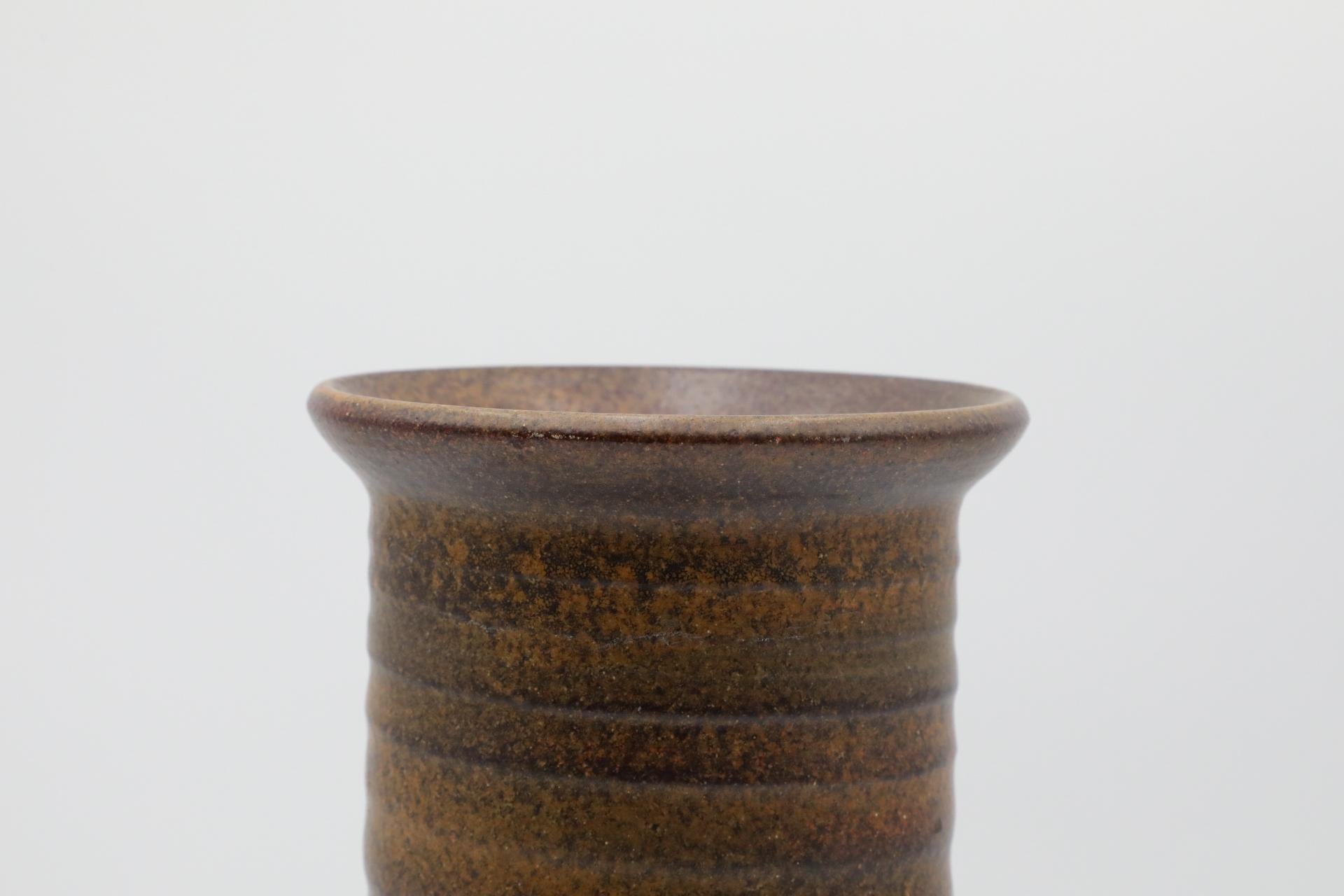 Vaso alto in ceramica marrone lavorato a mano con labbro di Mobach in vendita 1