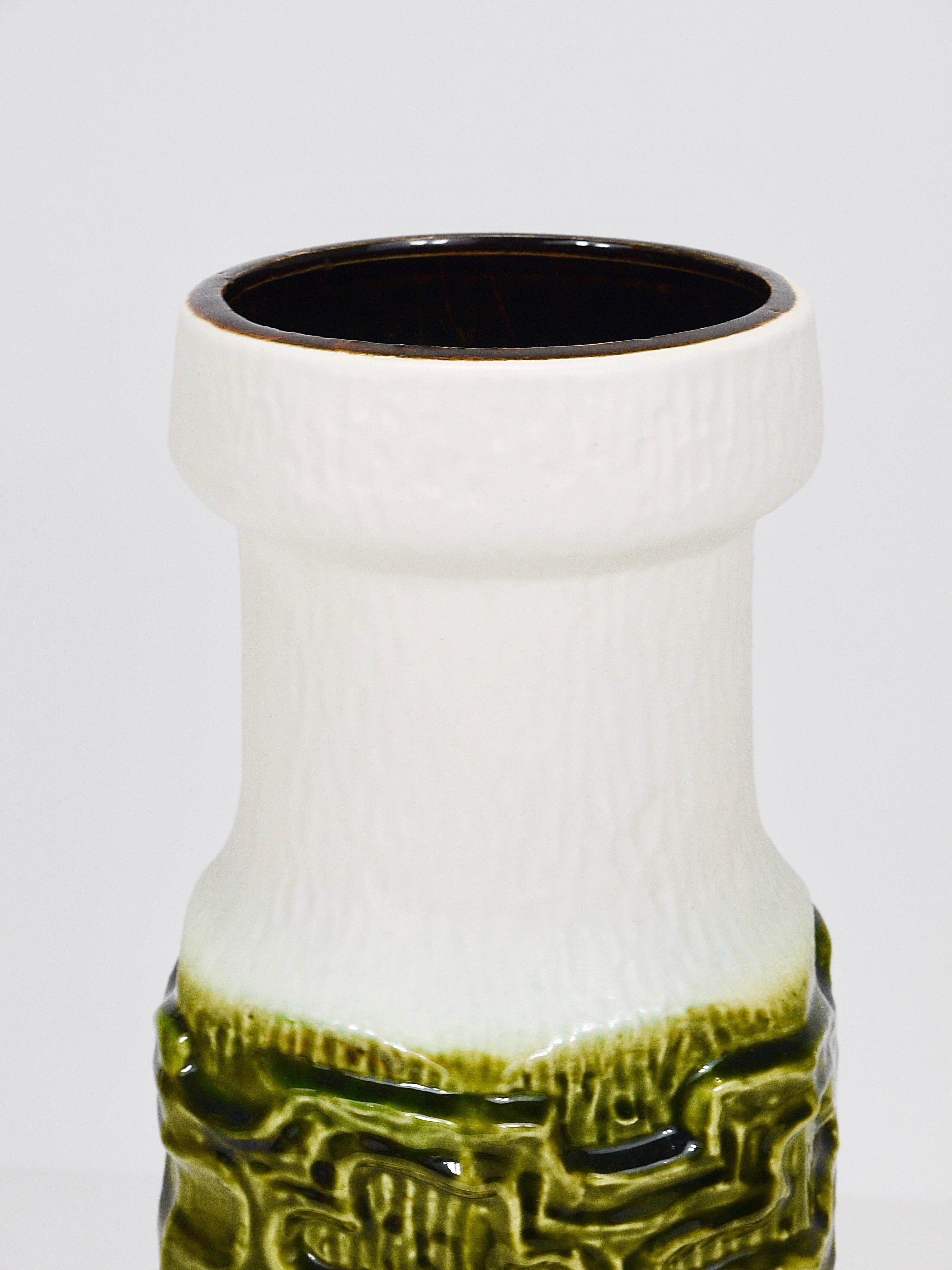 Tall Brutalist Op-Art Green & White Terracotta Floor Vase, Austria, 1970s In Good Condition For Sale In Vienna, AT