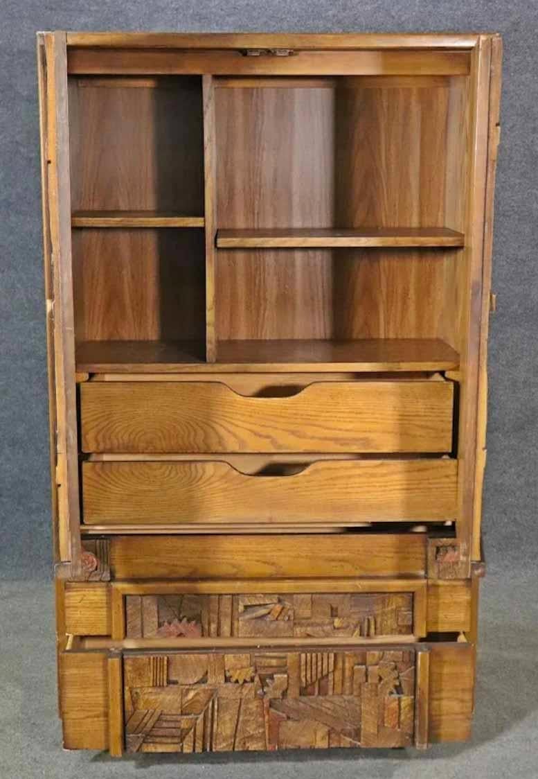 Armoire haute avec motif de mosaïque brutaliste de Lane Furniture. Conçu pour la collection Pueblo, ce meuble est doté d'une armoire et d'un tiroir de rangement.
Veuillez confirmer l'emplacement.