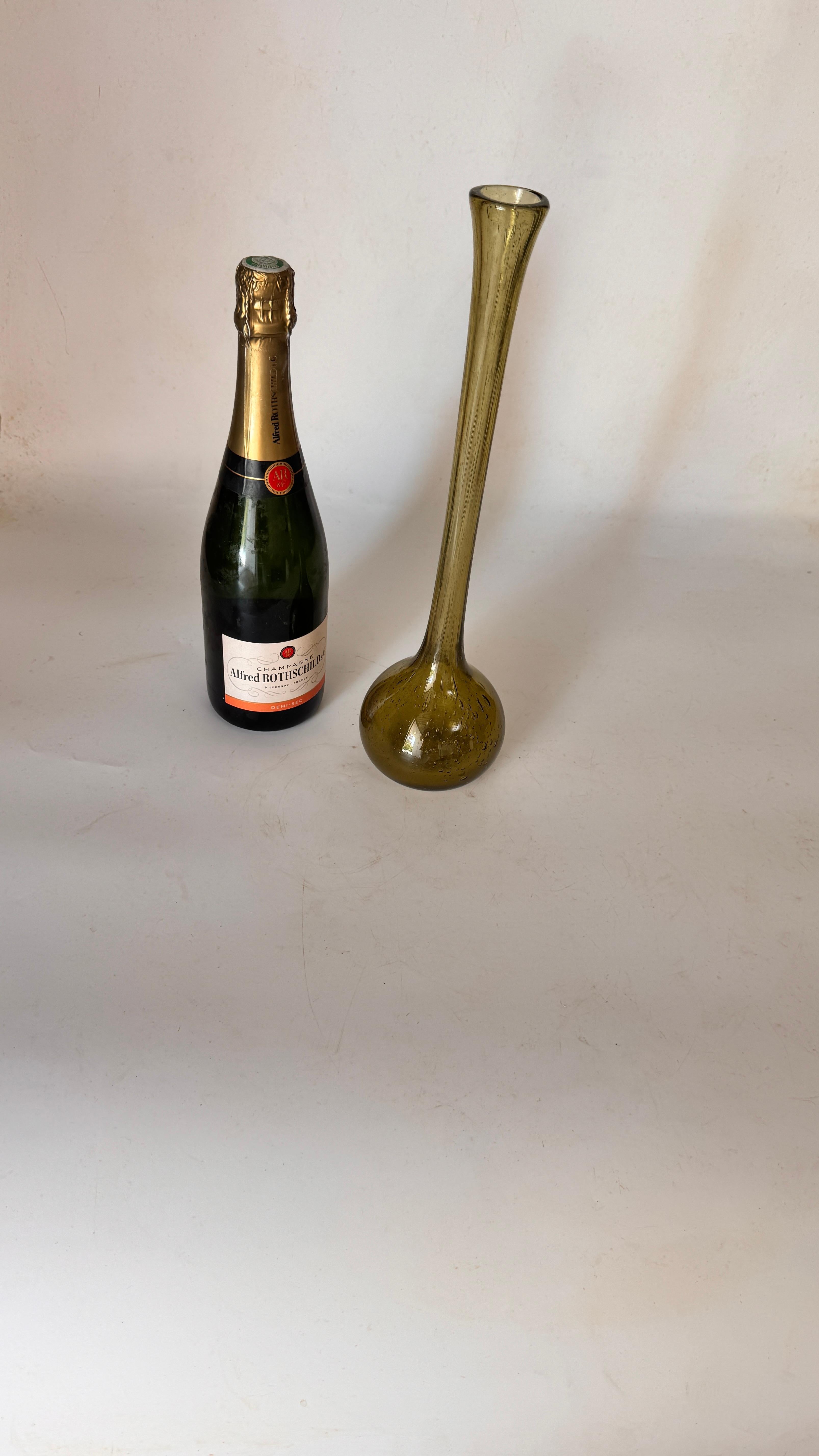 Jarrón Capullo Alto de Vidrio Burbuja - Biot, Francia - Años 60

Descripción:
Se trata de un jarrón para capullos esbelto y alargado, de vidrio soplado a mano, con las características burbujas de aire atrapadas en el interior del cuerpo, sello