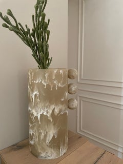 Grand vase bulle en résine texturée beige de Paola Valle