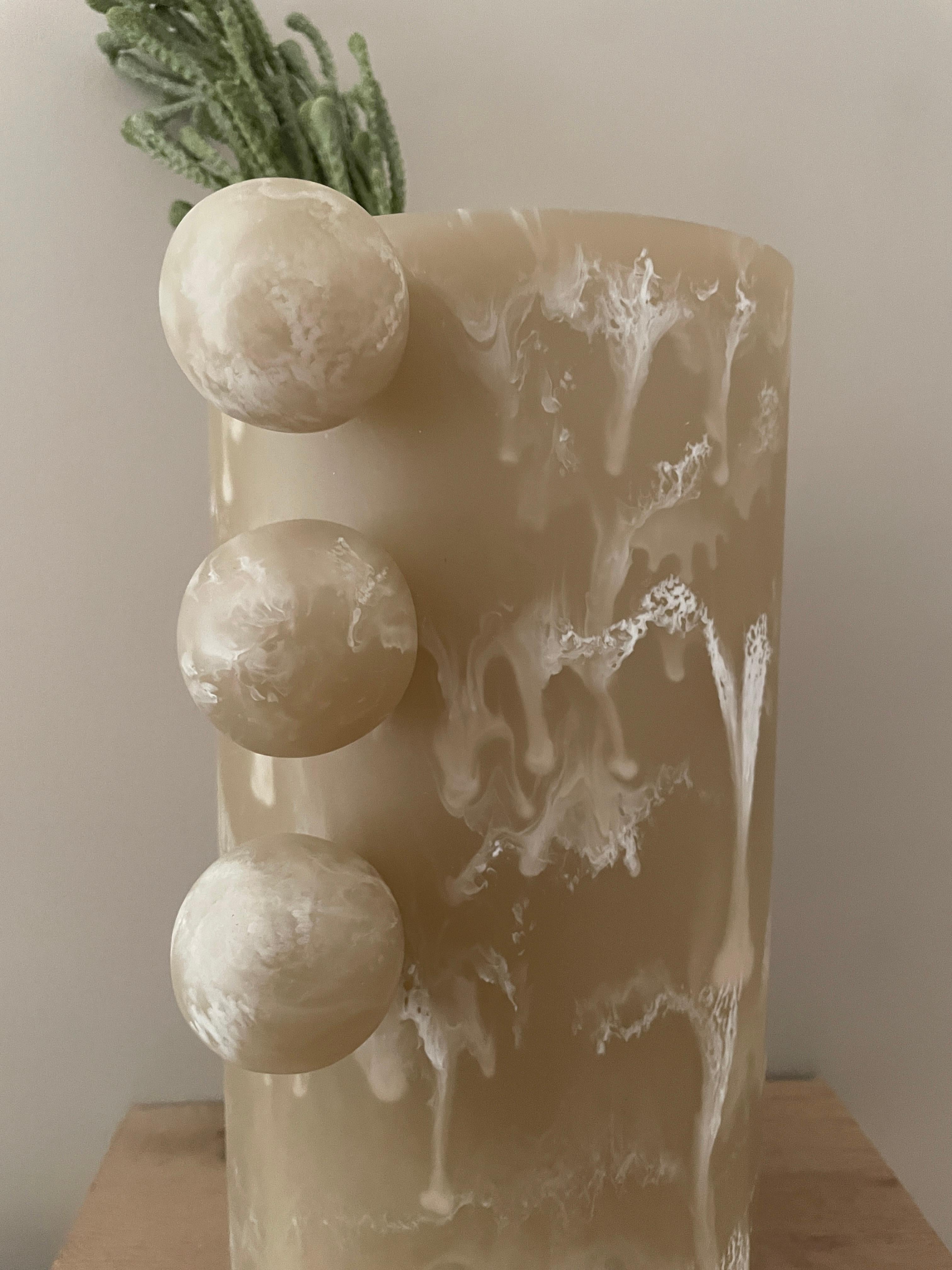 Jarrón burbuja alto de resina texturizada beige by Paola Valle Siglo XXI y contemporáneo en venta