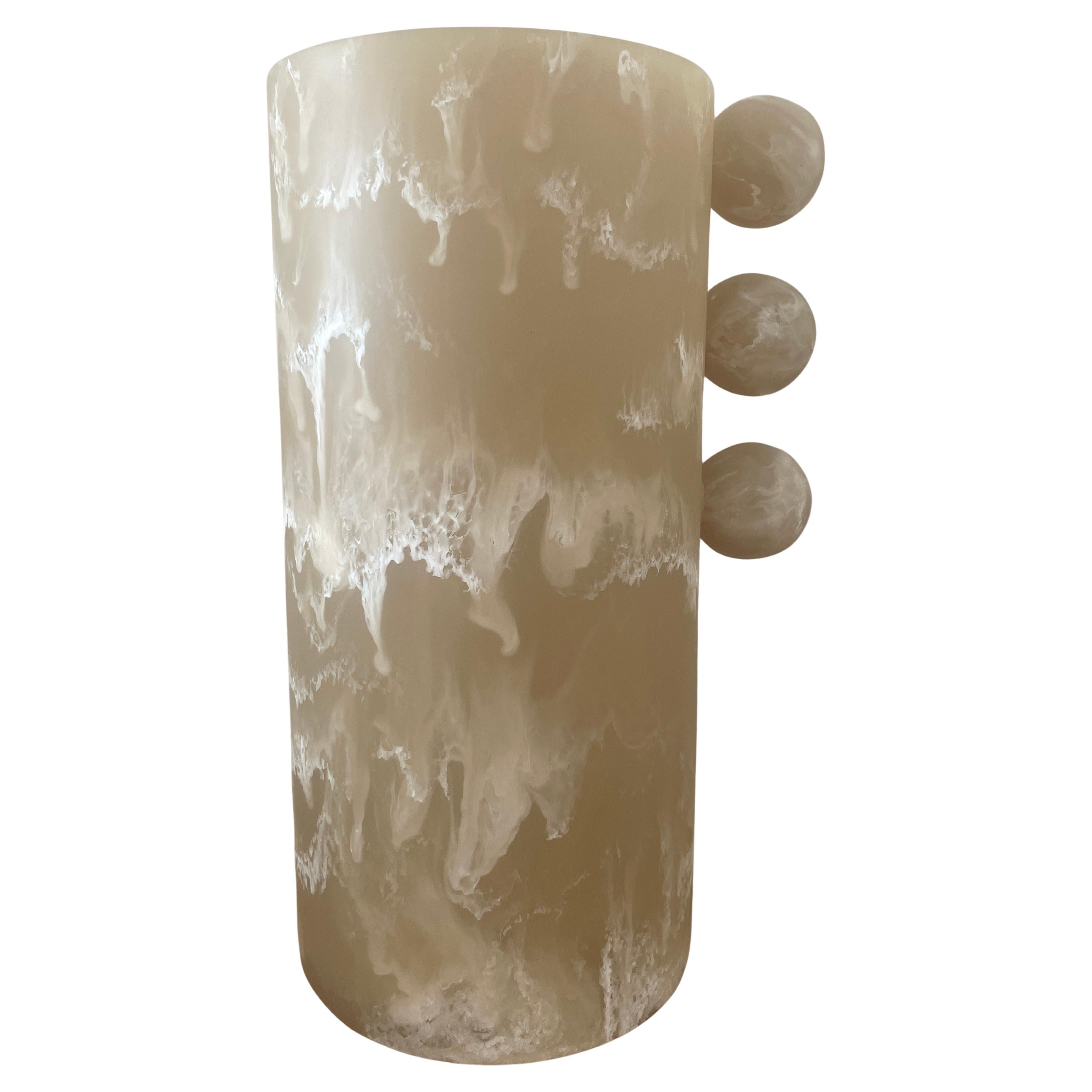 Jarrón burbuja alto de resina texturizada beige by Paola Valle