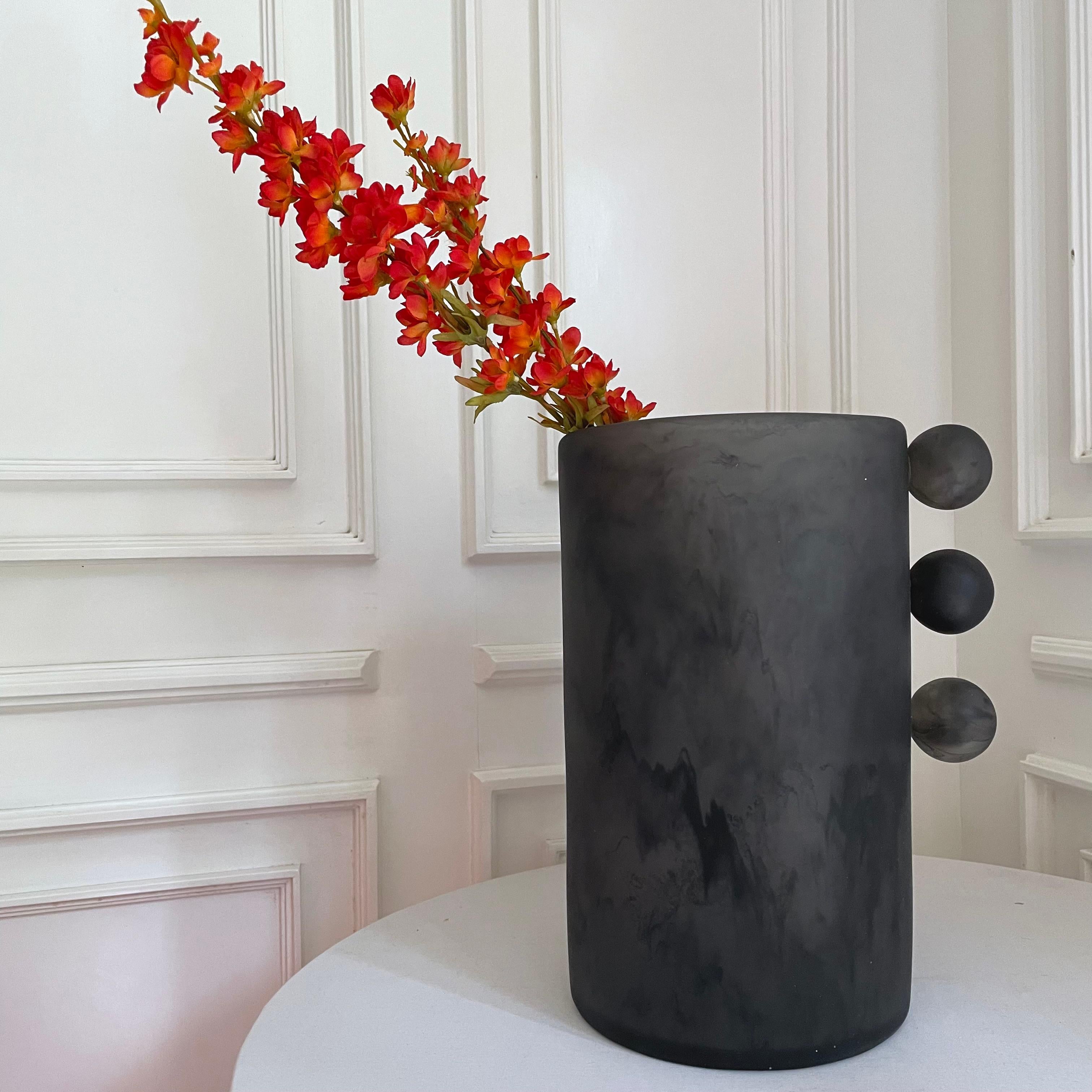 Moderne Grand vase à bulles en résine texturée noire de Paola Valle en vente
