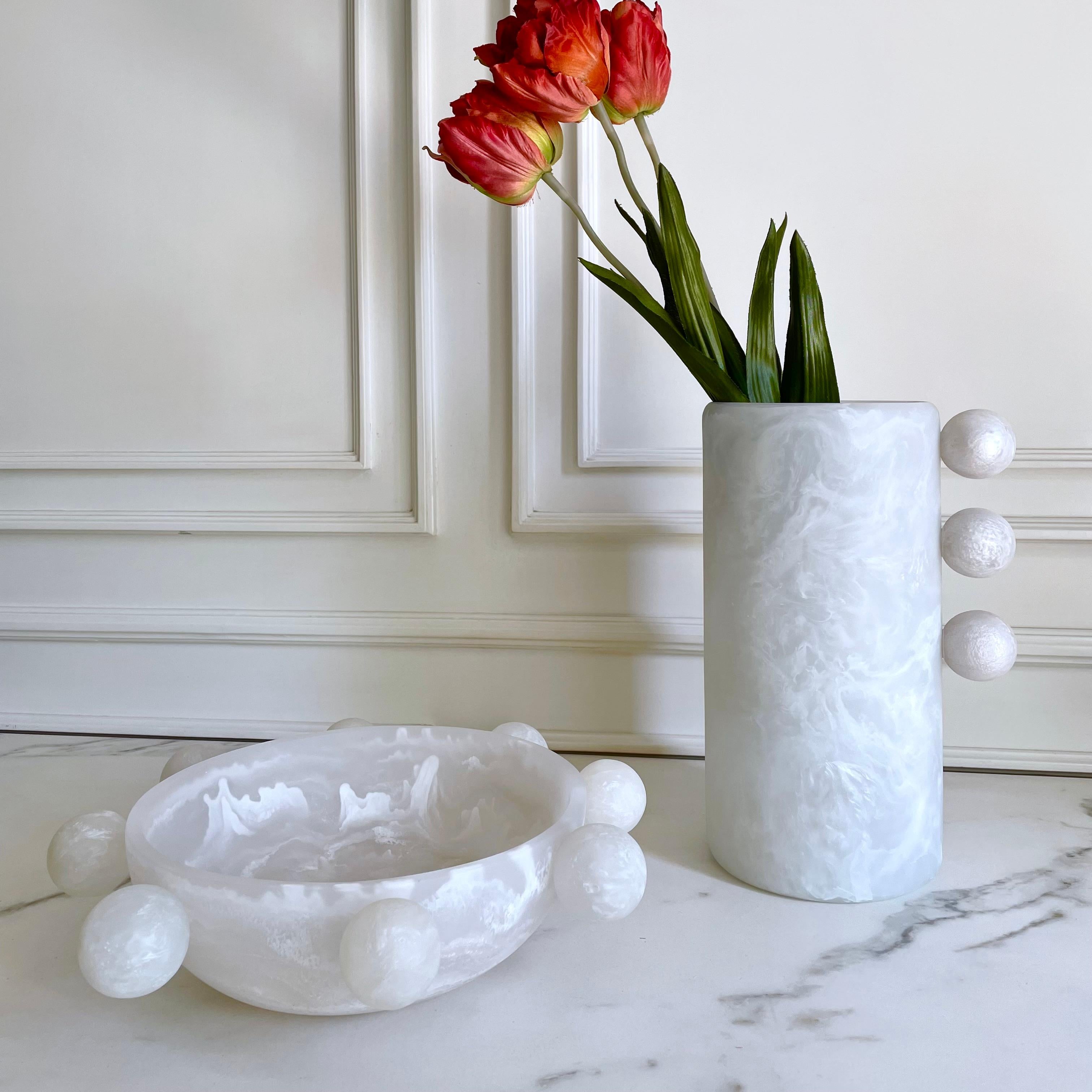 Tall Bubble Vase in White Textured Resin by Paola Valle In New Condition For Sale In Ciudad De México, MX