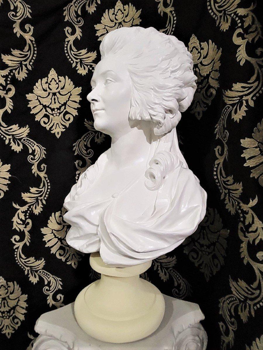 Tall Bust of a Noble French Lady, France 19th Century In Good Condition For Sale In Paris, FR
