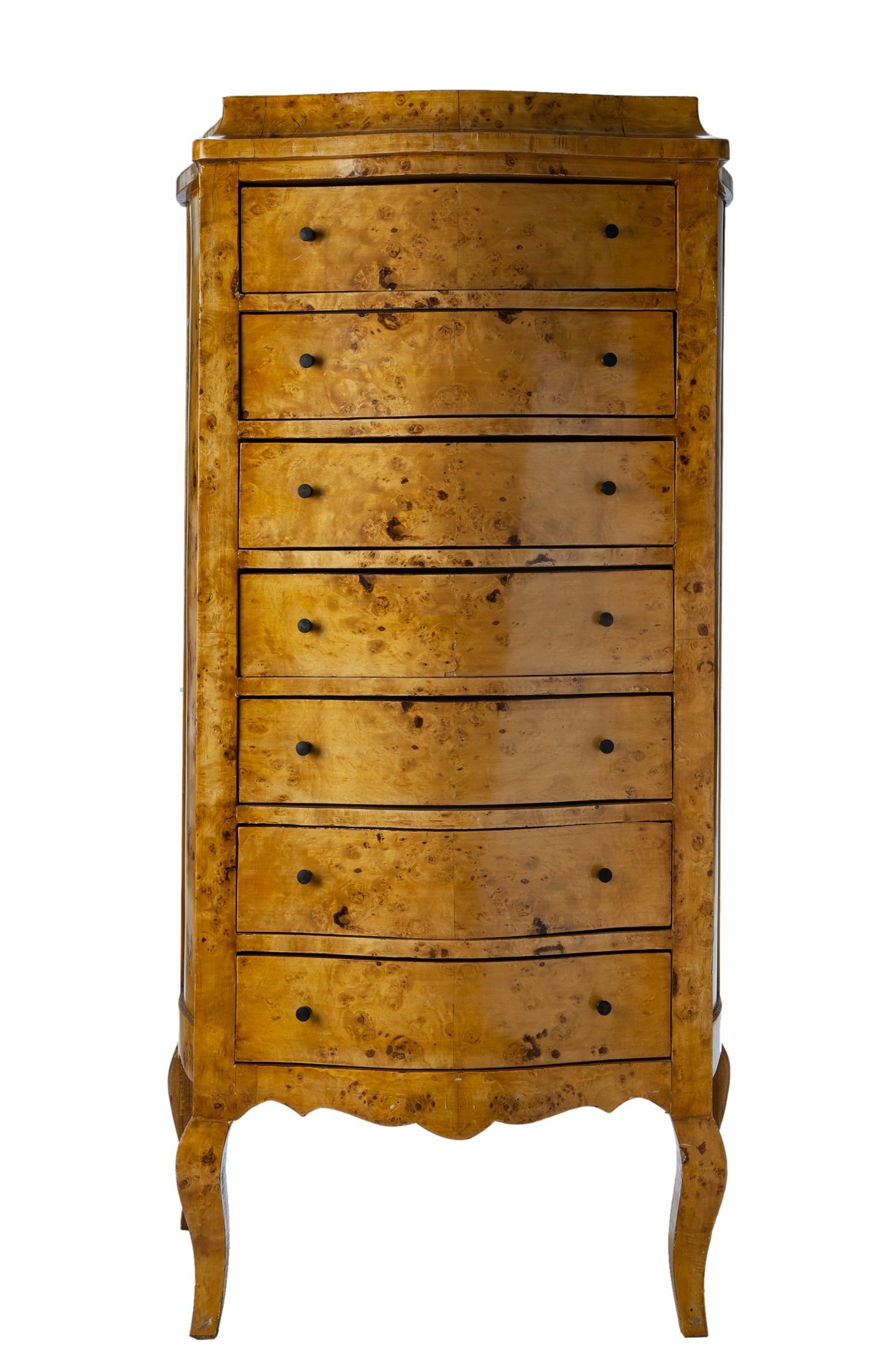 Grande commode à lingerie à sept tiroirs, datant de la fin du XXe siècle, en bois de ronce blonde.
Fabriqué à la main en placage de bois sur du bois dur massif.
Parfait pour ranger votre lingerie, vos bijoux ou vos accessoires.
Les petits boutons