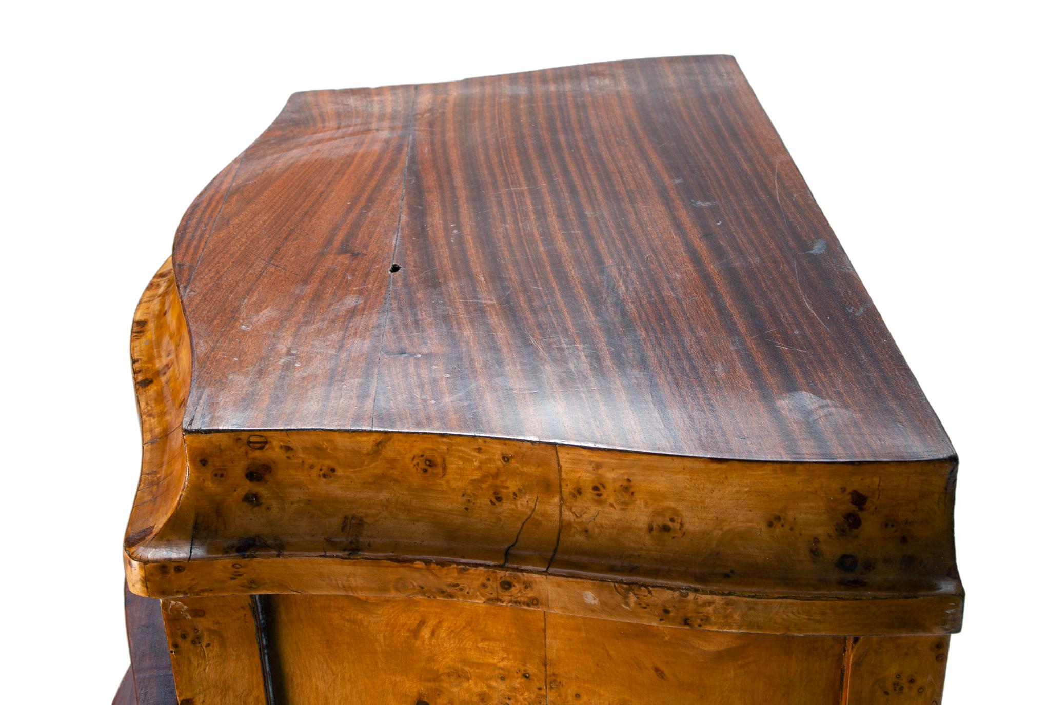20ième siècle Grande commode à lingerie Butterscotch à 7 tiroirs en bois de tilleul