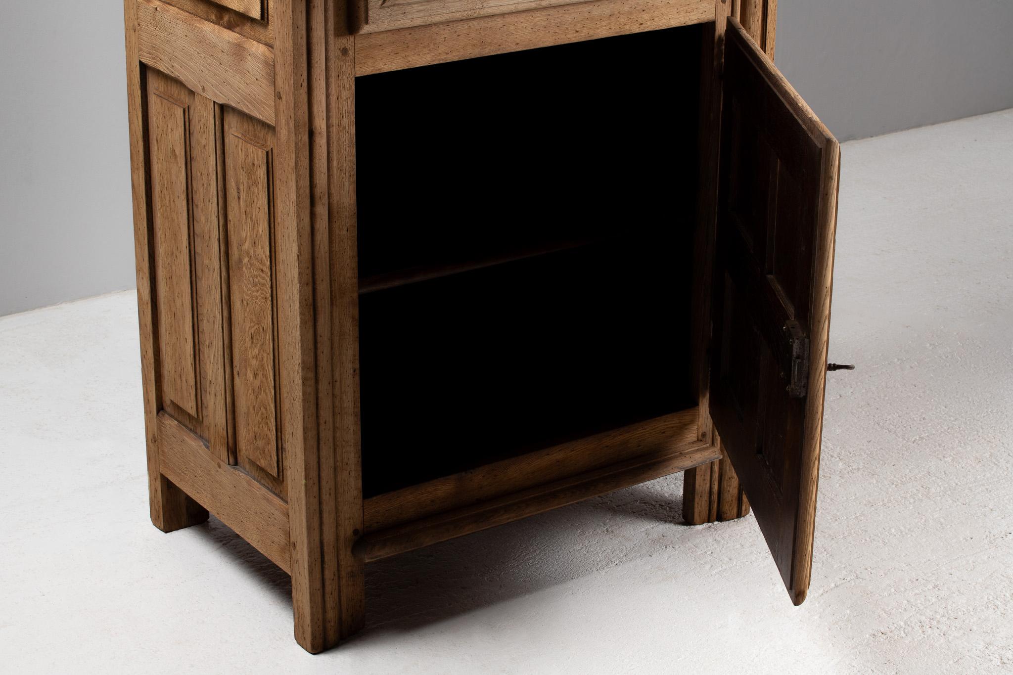 Tall Cabinet in Carved Oak, France, 19th Century In Good Condition For Sale In Kaštel Sućurac, Splitsko-dalmatinska županija