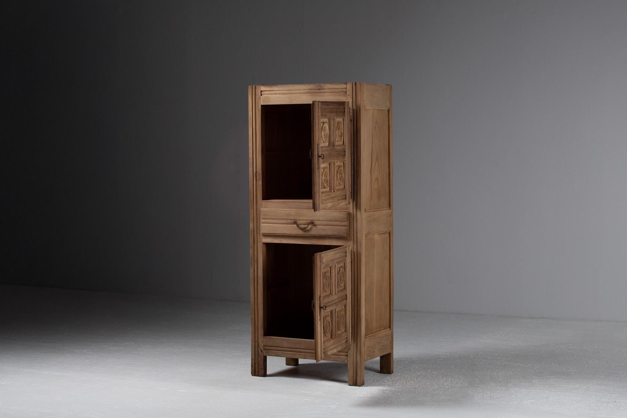 Tall Cabinet in Carved Oak, France, 20th Century In Good Condition For Sale In Kaštel Sućurac, Splitsko-dalmatinska županija
