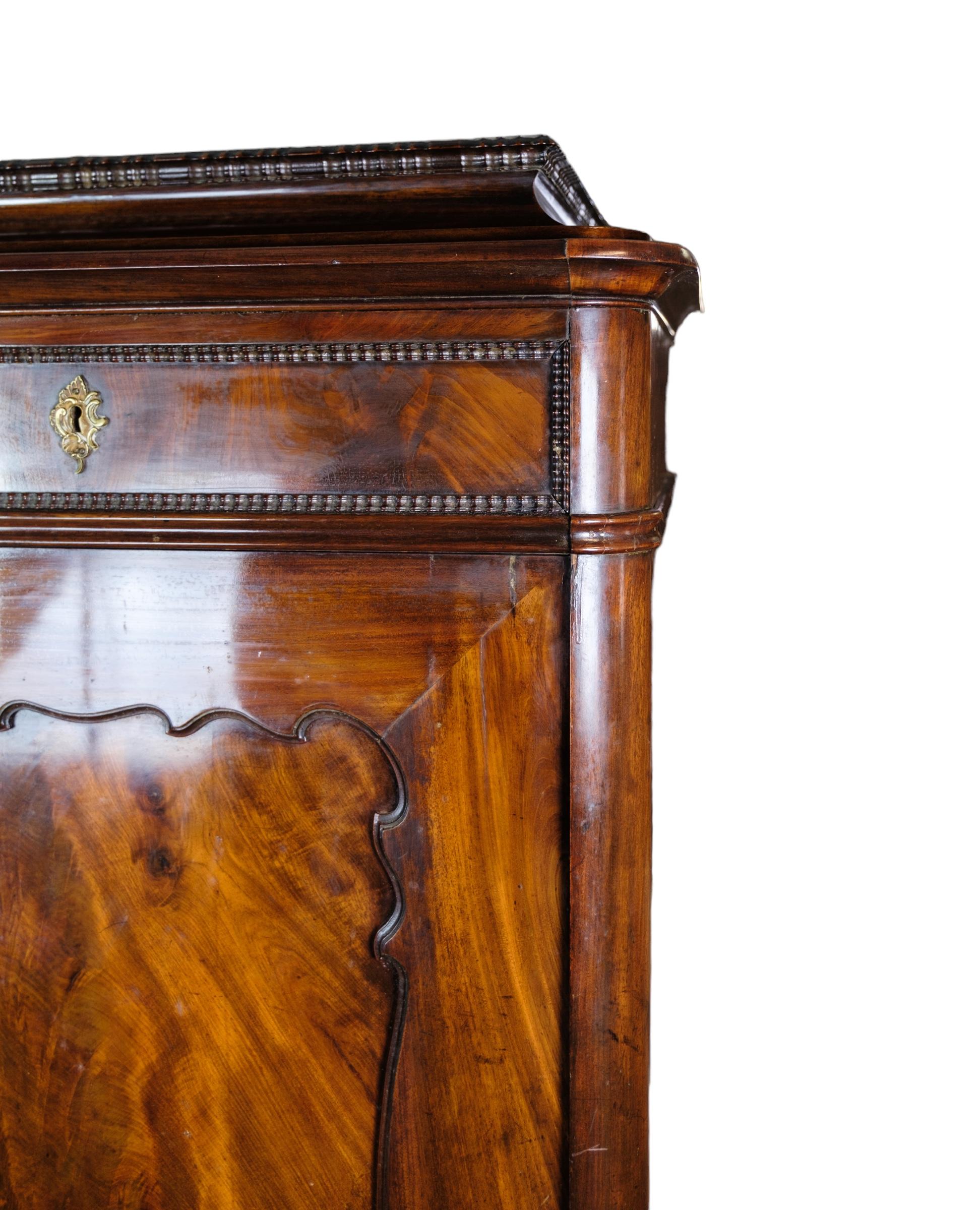 Grand meuble en acajou poli en bel état ancien avec 2 tiroirs et une porte avec étagères des années 1850.
Mesures en cm : H:155 L:67 P:43,5