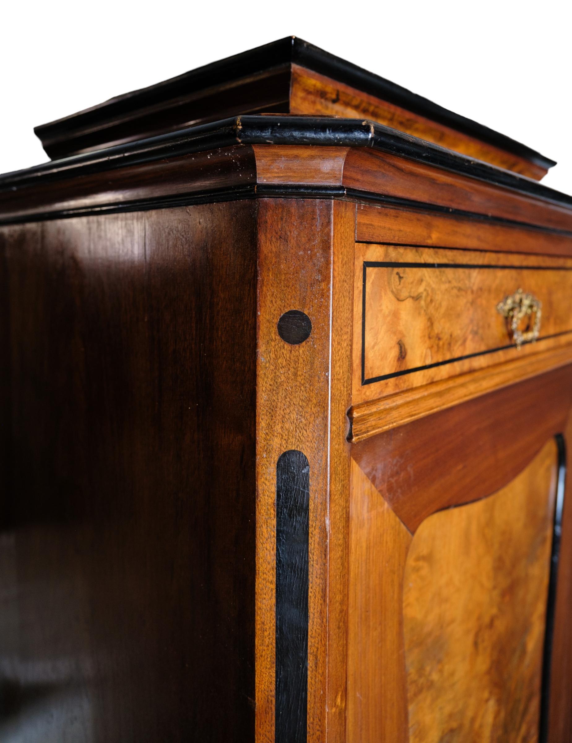 Hochschrank aus poliertem Nussbaum, schöner antiker Zustand mit 2 Schubladen und einer Tür mit Einlegeböden aus den 1850er Jahren
Maße in cm: H:155 B:67 T:43.5