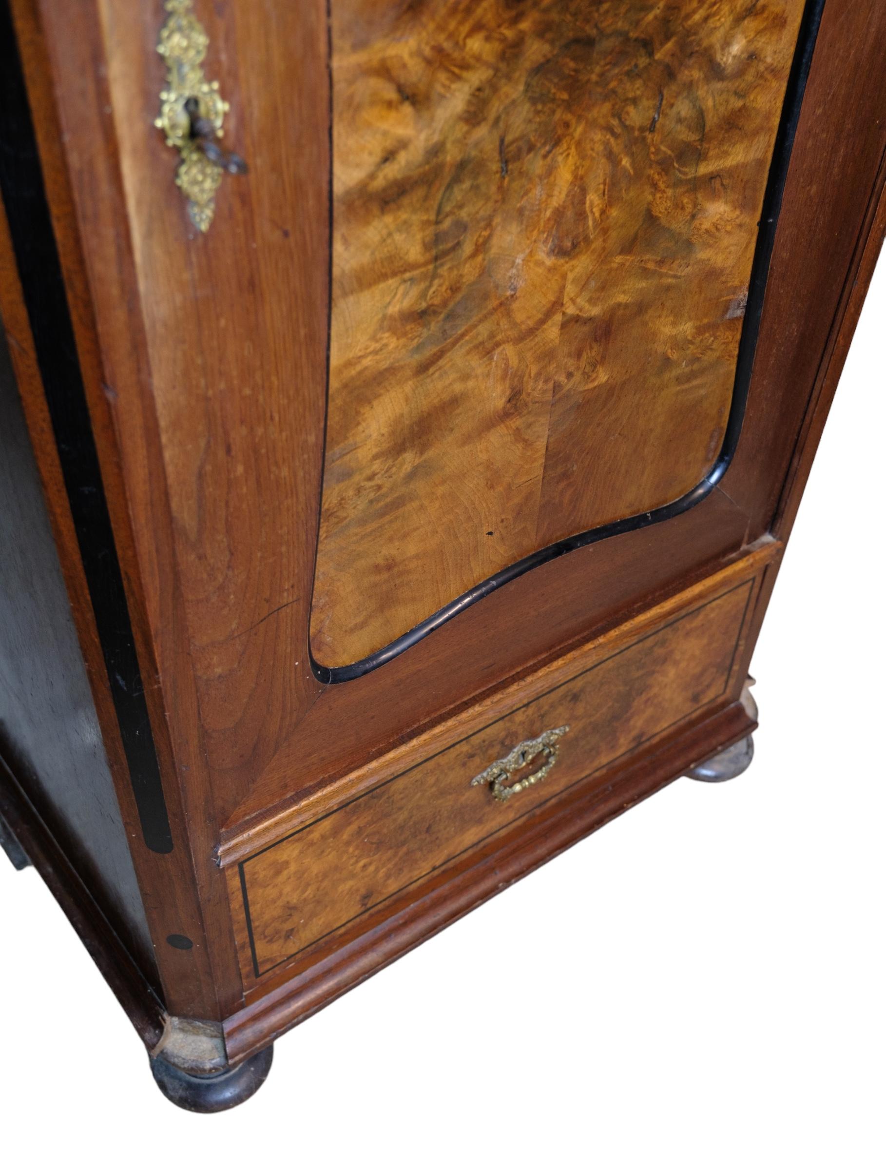 Tall Cabinet in Polished walnut from the 1850s In Good Condition For Sale In Lejre, DK