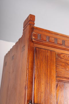 Armadio alto in pino massiccio patinato disegnato da Martin Nyrop per Rud Rasmussen