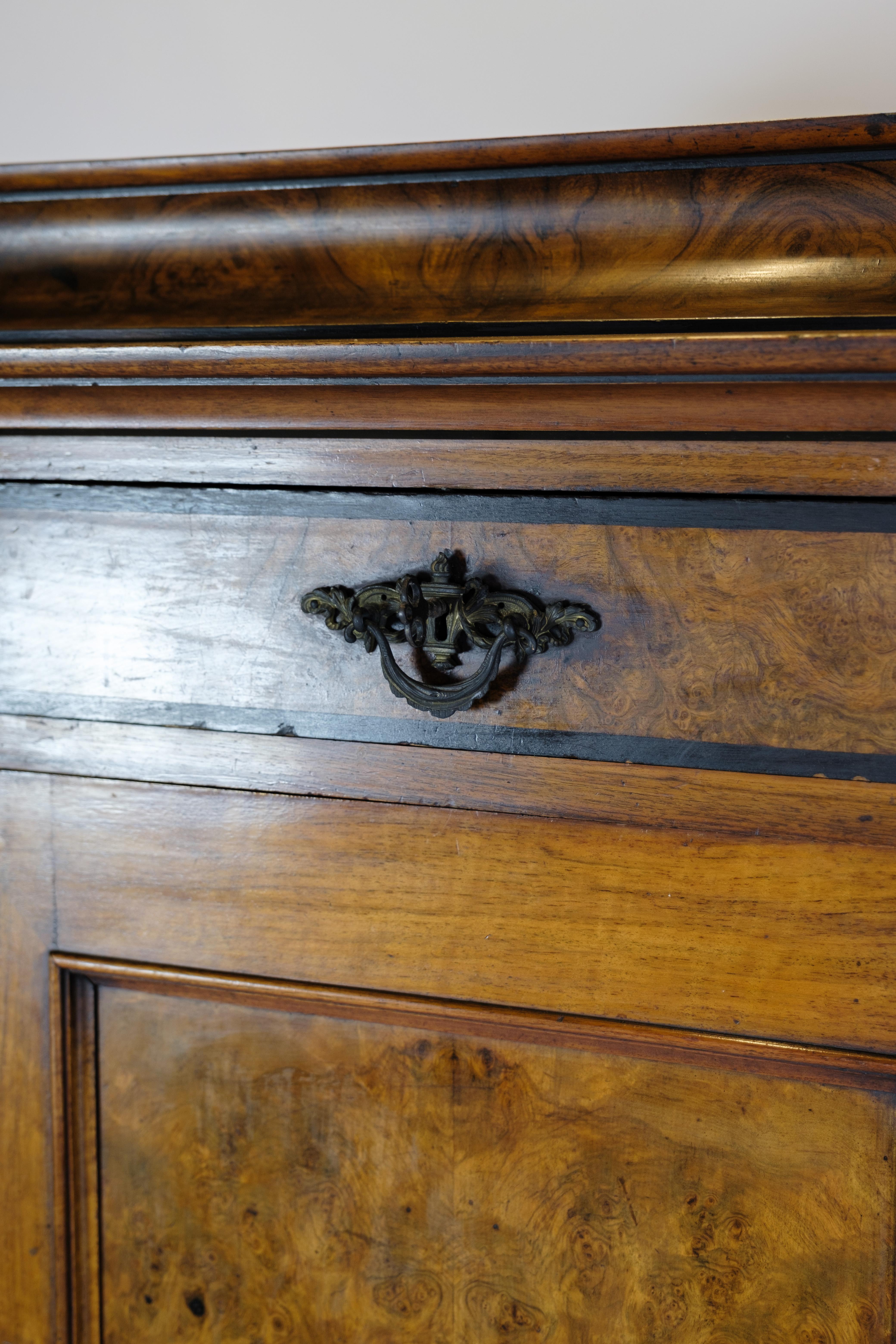 Tall cabinet of walnut, in great antique condition from the 1850s For Sale 4