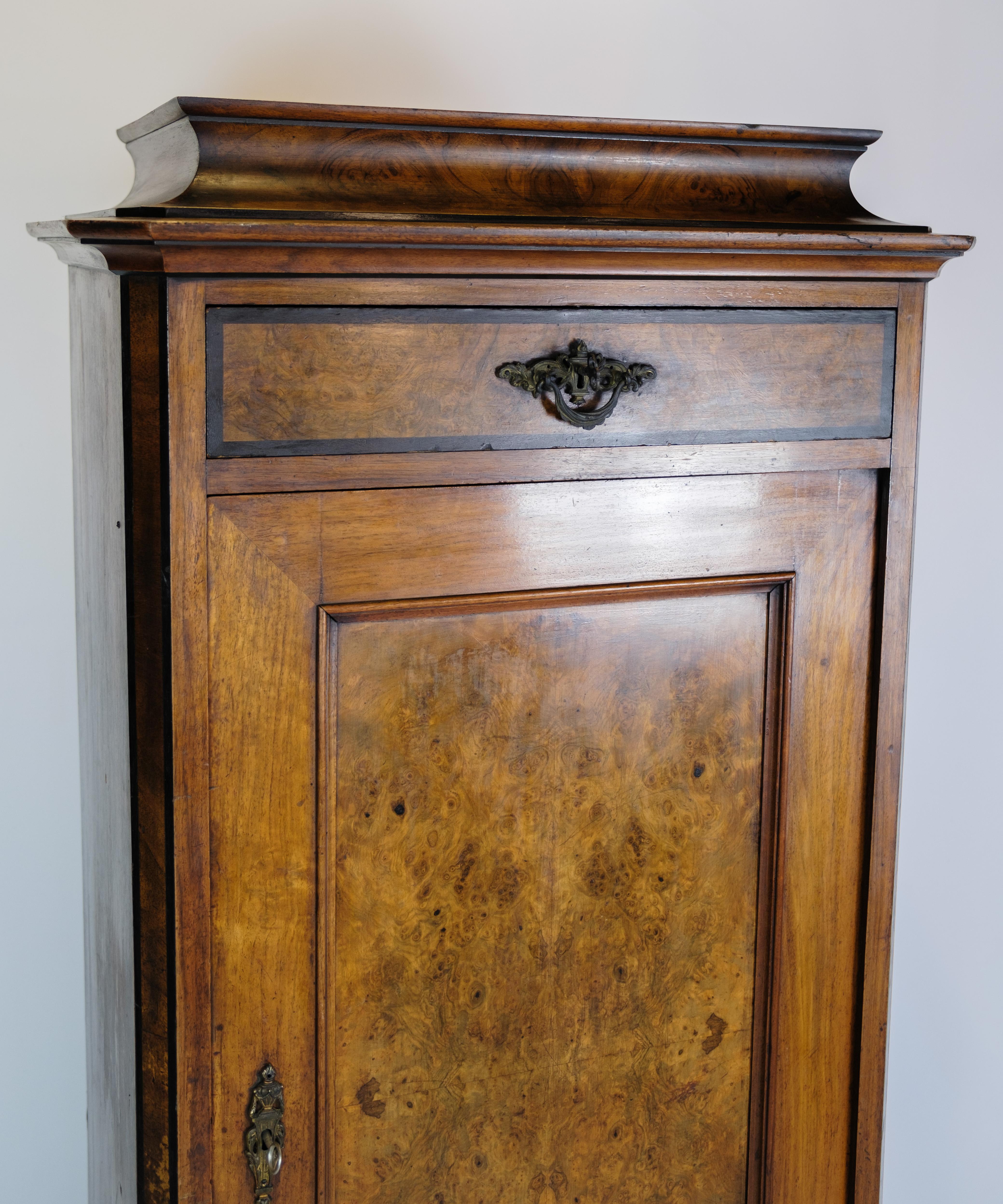 Tall cabinet of walnut, in great antique condition from the 1850s For Sale 3