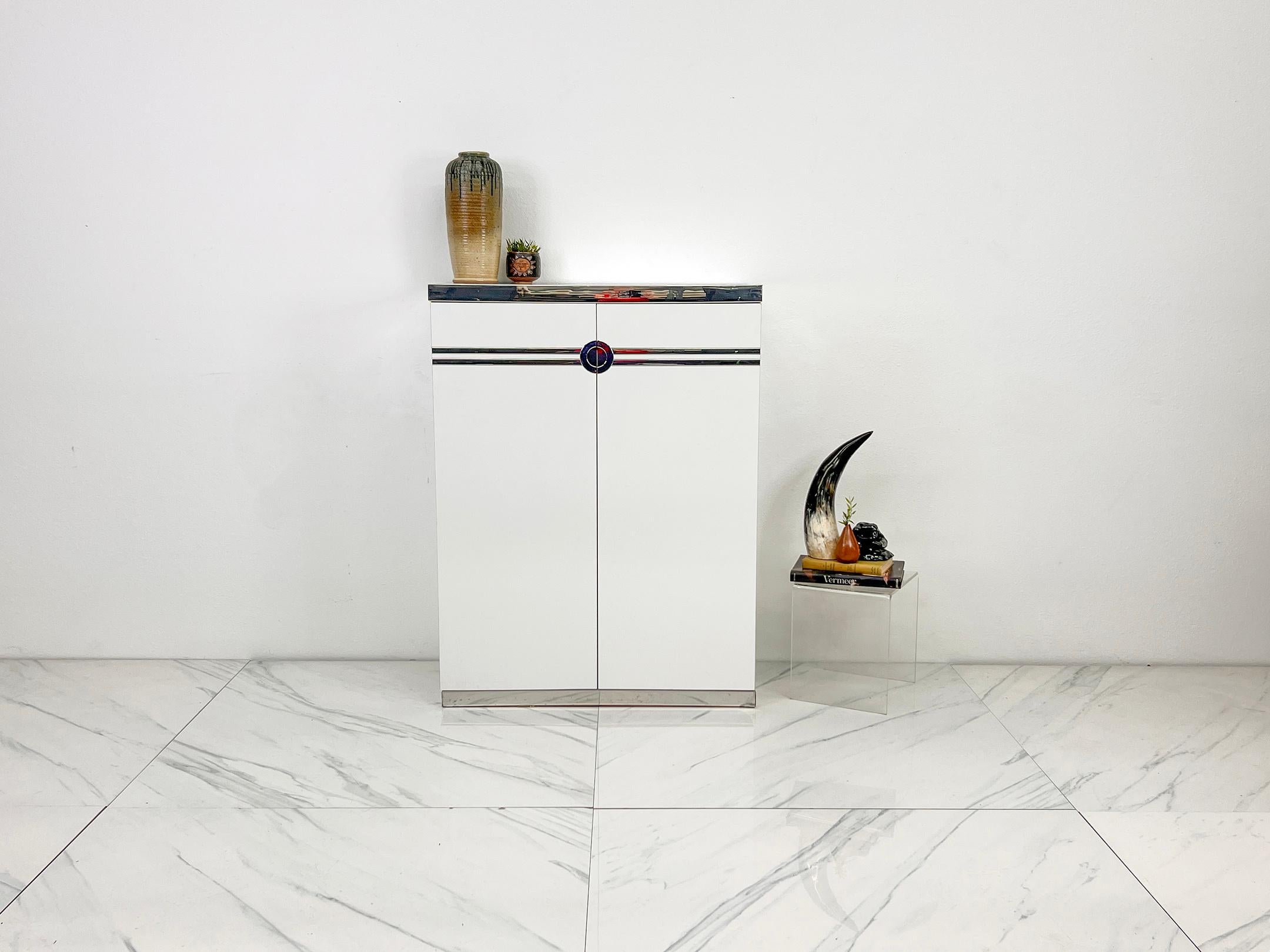Un alto bicchiere di cromo: Il guardaroba di Pierre Cardin

Questo capolavoro vintage alto 50,5 pollici è opera di Pierre Cardin, icona della moda e futurista dell'arredamento. Questa cassettiera guardaroba audace e scultorea è rivestita in laminato