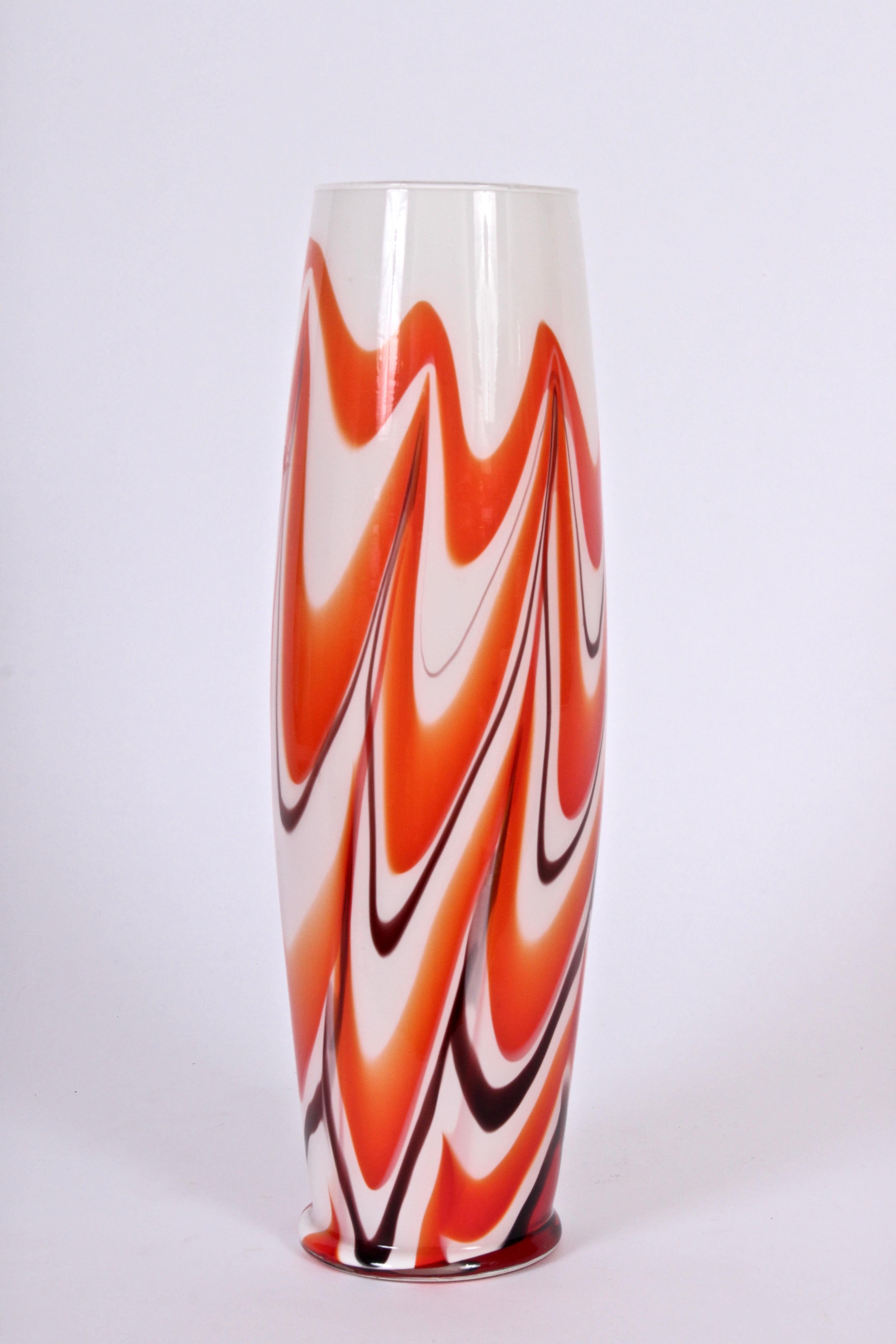 Große Carlo Moretti-Vase aus „Marmoriertem“ Muranoglas in Burgunder, Orange und Weiß, um 1970 im Zustand „Hervorragend“ in Bainbridge, NY