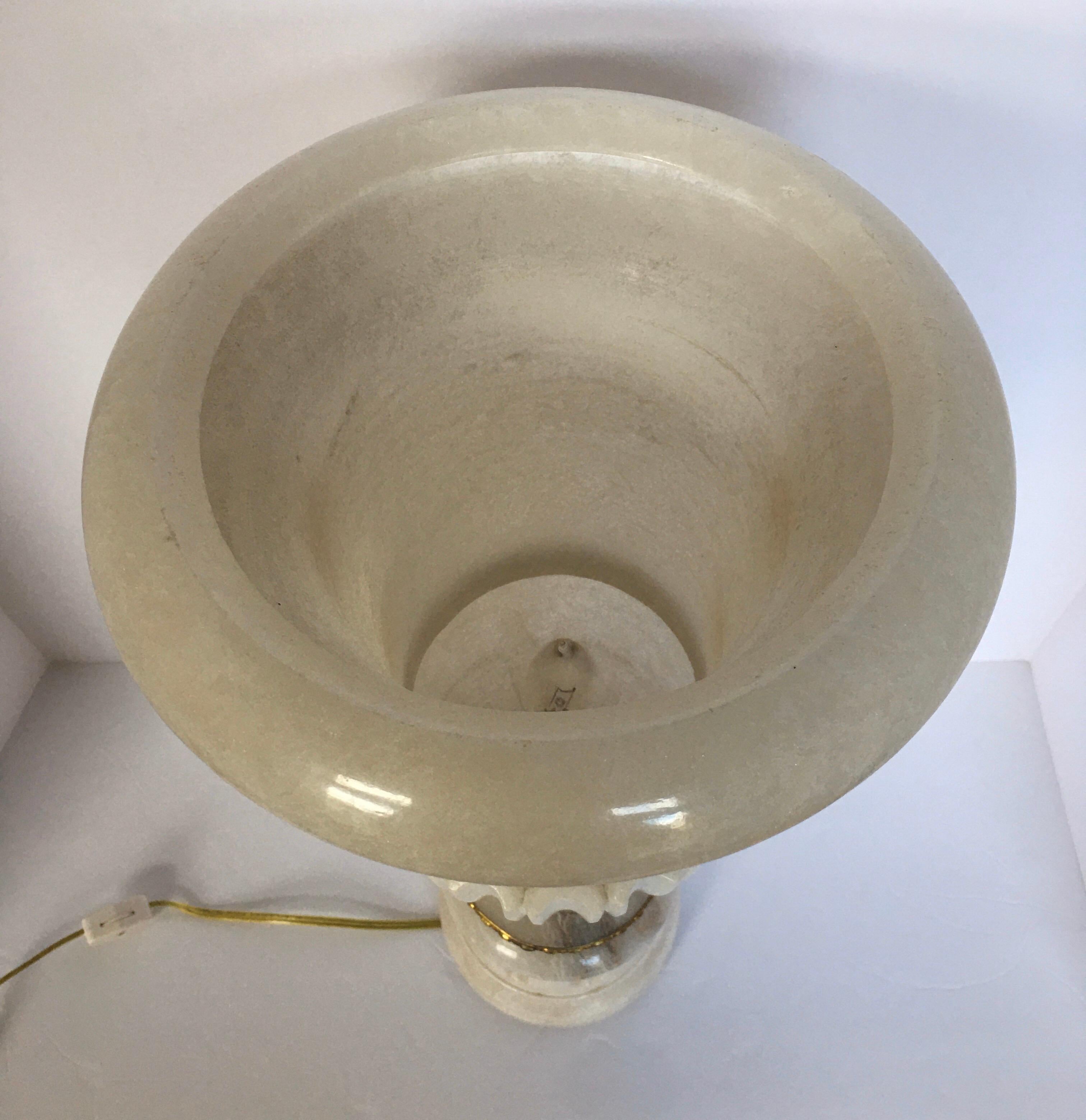 Große geschnitzte Urnen-Tischlampe aus Alabastermarmor und Bronze, Italien im Angebot 1
