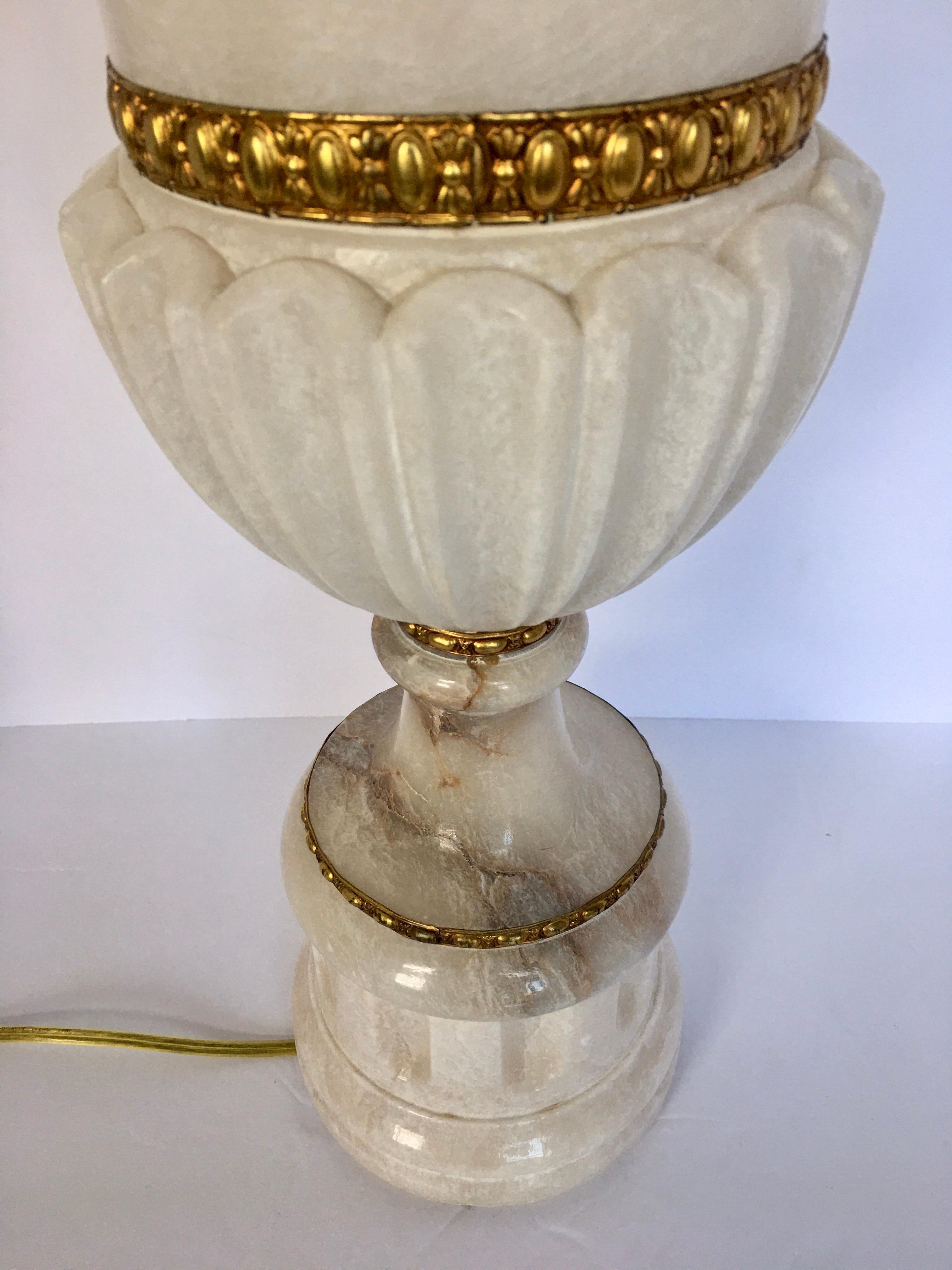 Grande lampe de bureau urne en marbre d'albâtre sculpté et bronze, Italie en vente 1