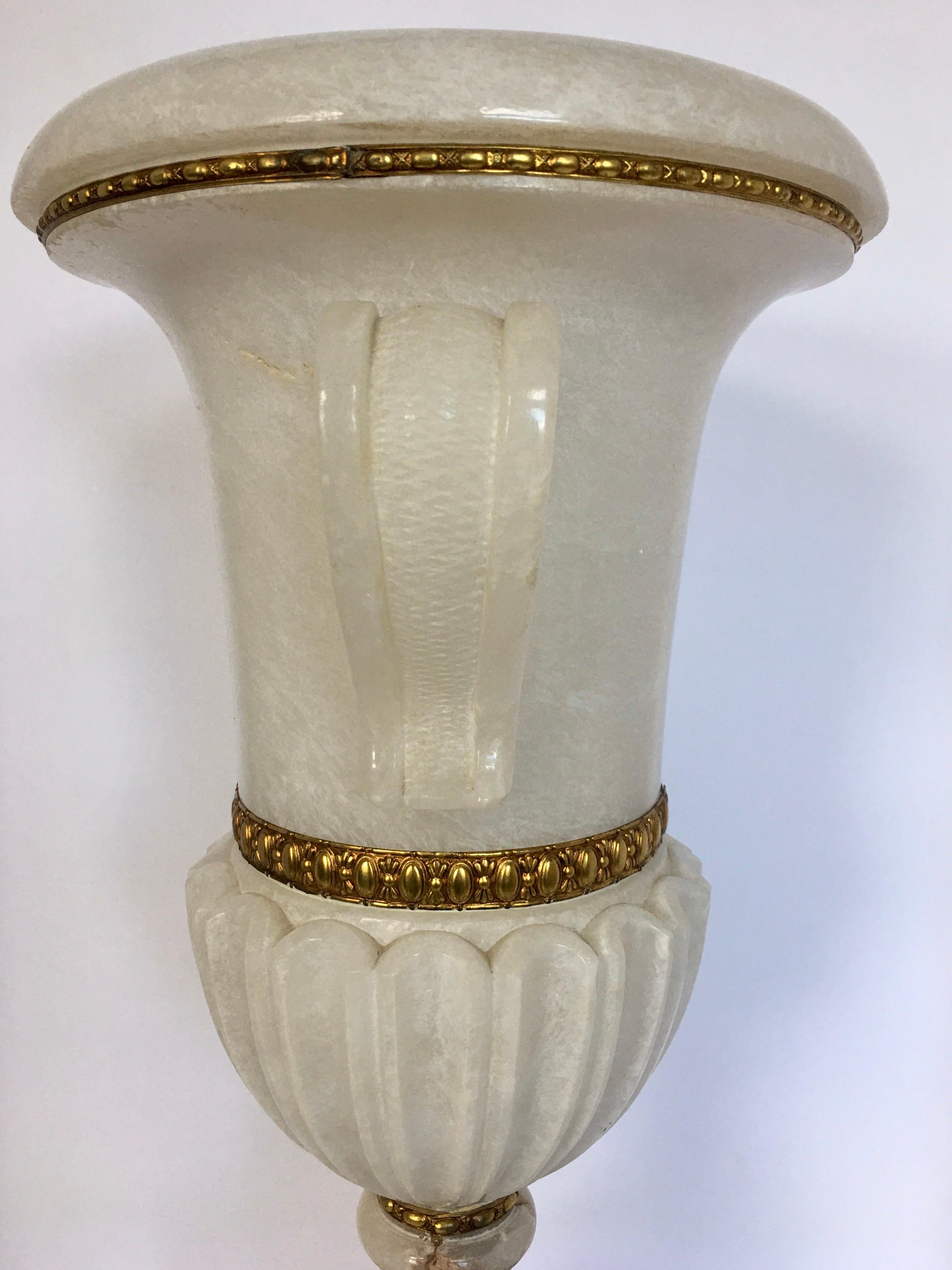 Große geschnitzte Urnen-Tischlampe aus Alabastermarmor und Bronze, Italien im Angebot 3