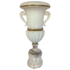 Lampada da tavolo alta con urna in marmo alabastro e bronzo, Italia
