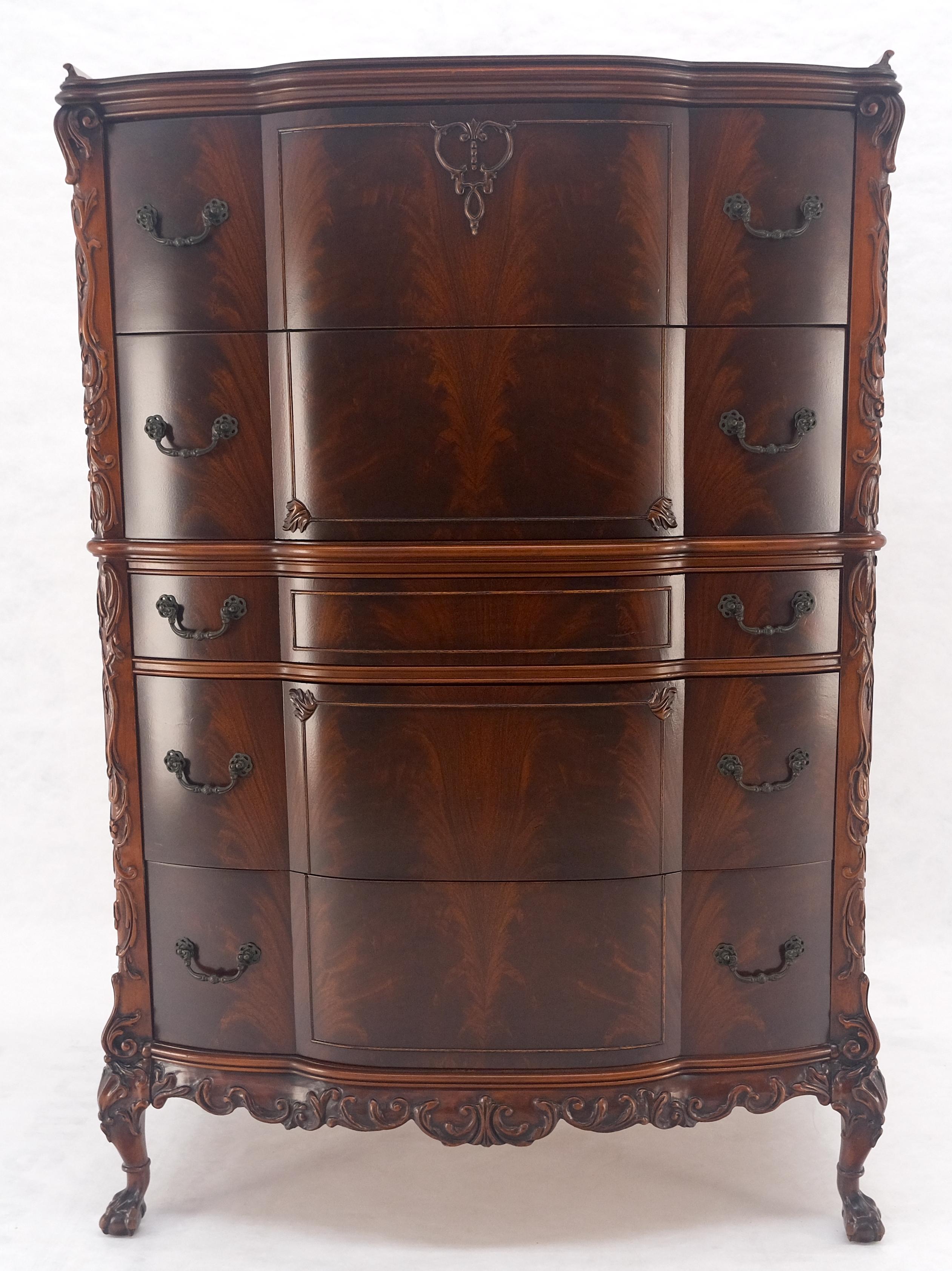 Comò alto intagliato in mogano in stile Chippendale cinese con fronte ad arco in vendita 3