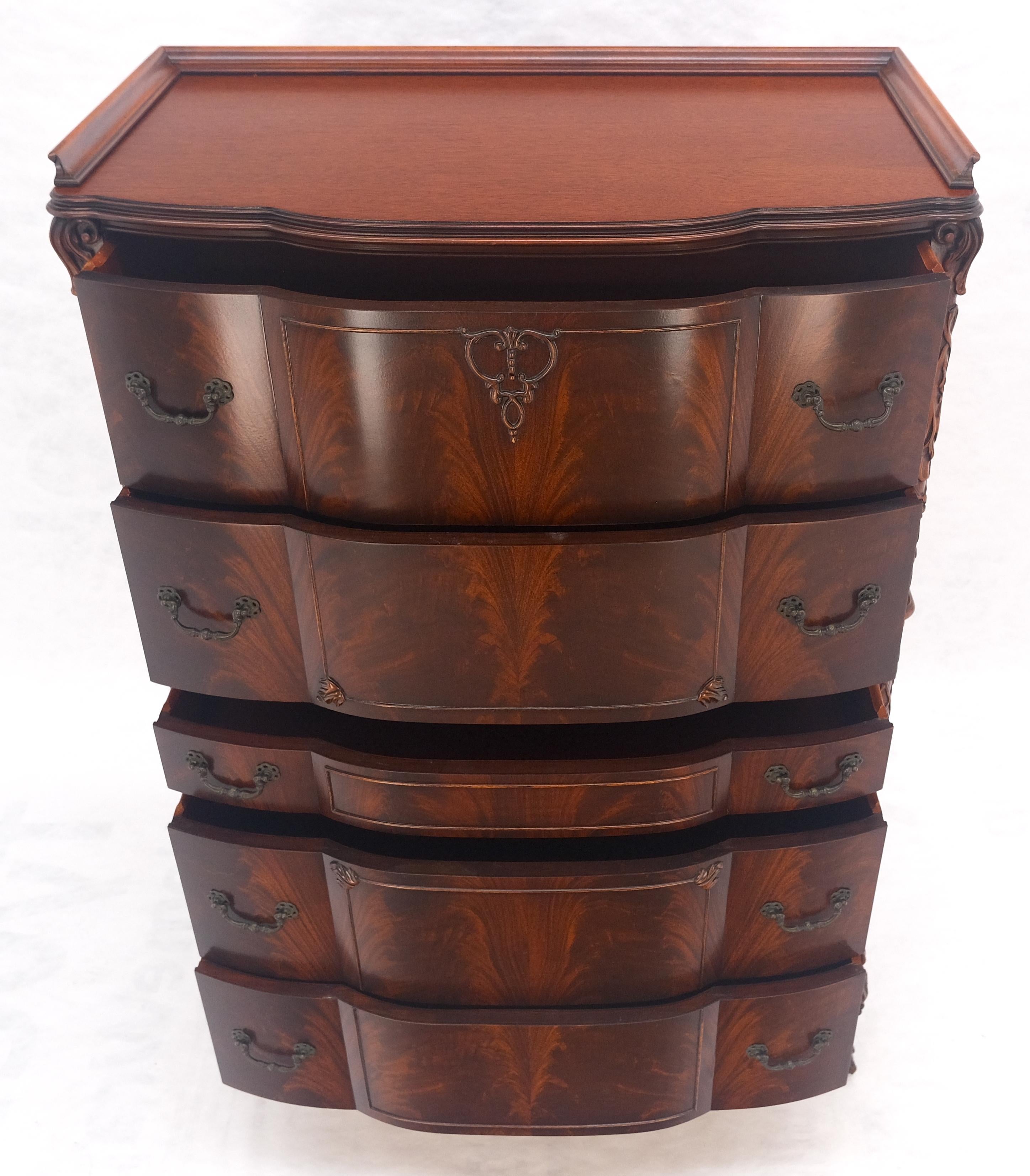 Comò alto intagliato in mogano in stile Chippendale cinese con fronte ad arco in vendita 4