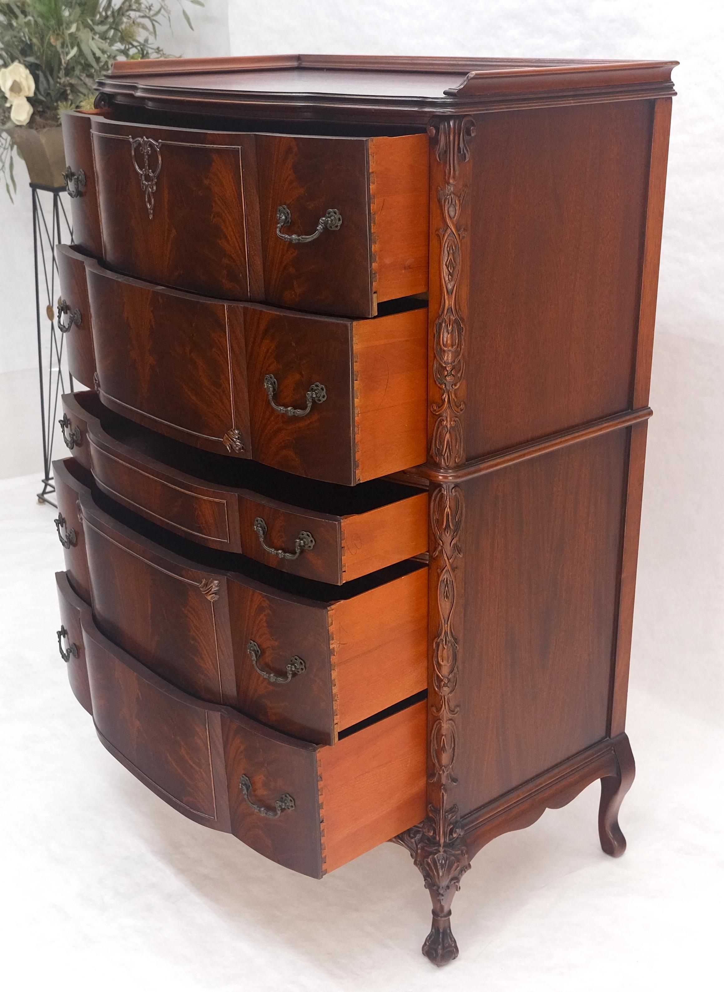Comò alto intagliato in mogano in stile Chippendale cinese con fronte ad arco in vendita 5