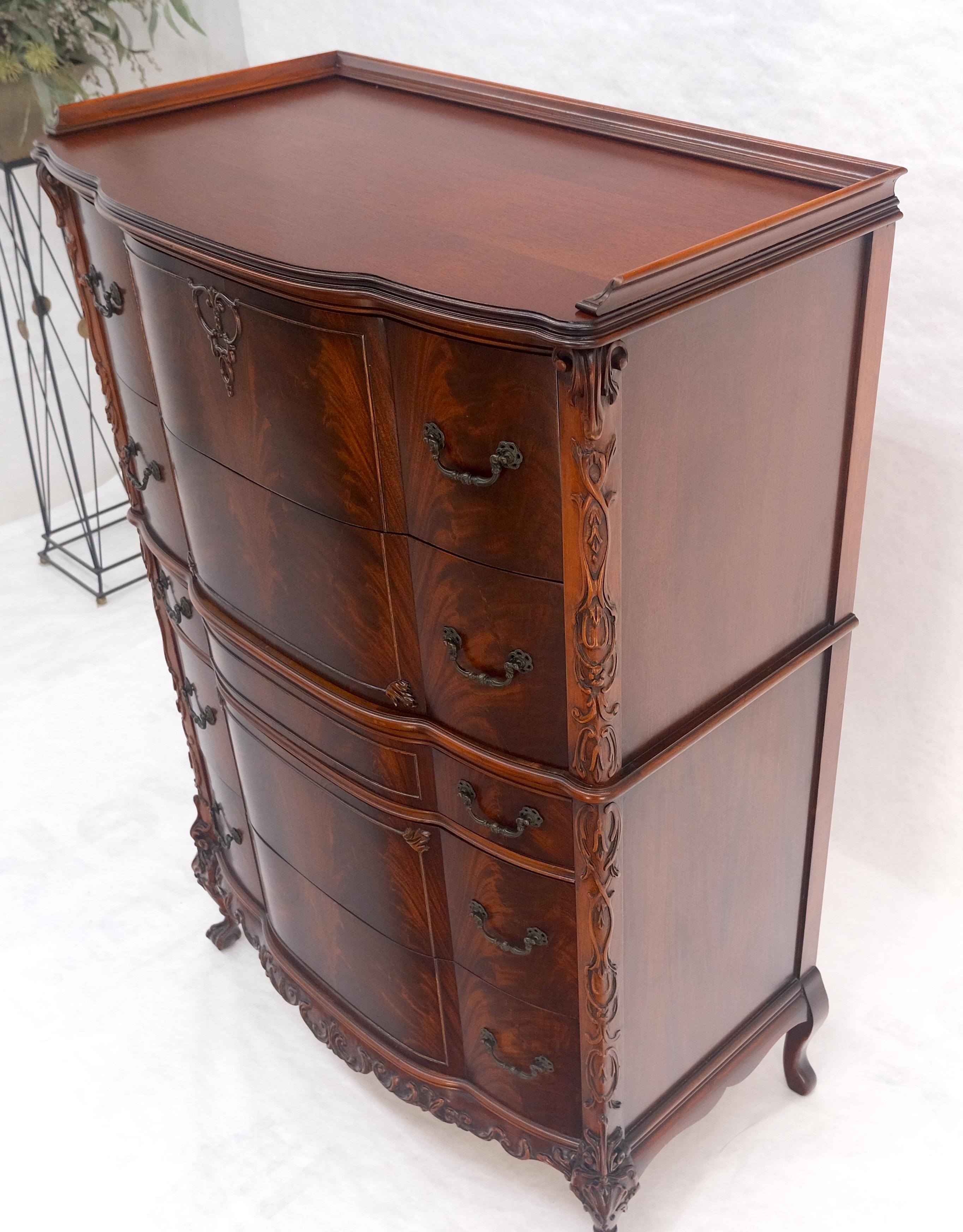 Comò alto intagliato in mogano in stile Chippendale cinese con fronte ad arco in vendita 6