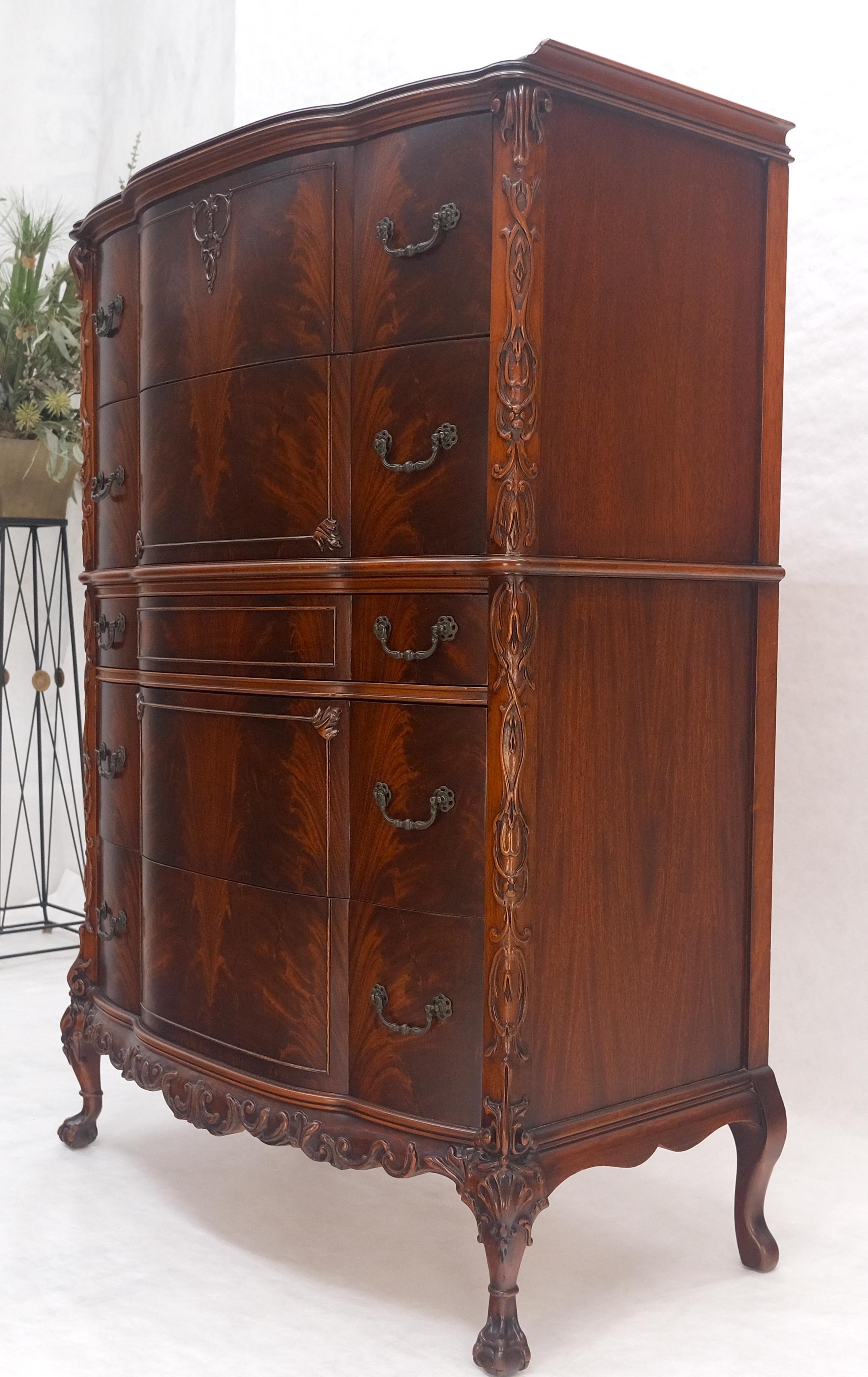 Comò alto intagliato in mogano in stile Chippendale cinese con fronte ad arco in vendita 7