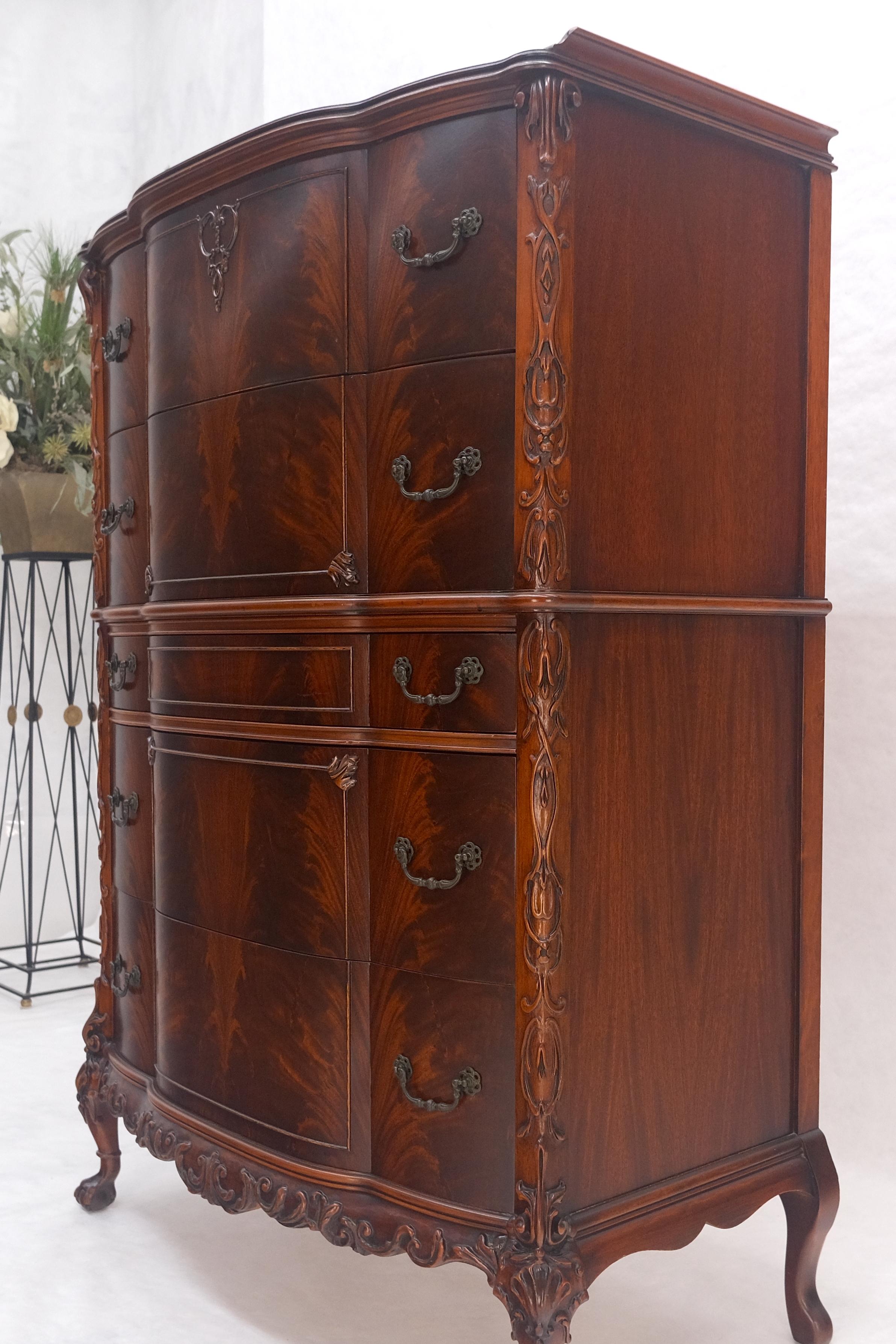 Comò alto intagliato in mogano in stile Chippendale cinese con fronte ad arco in vendita 8