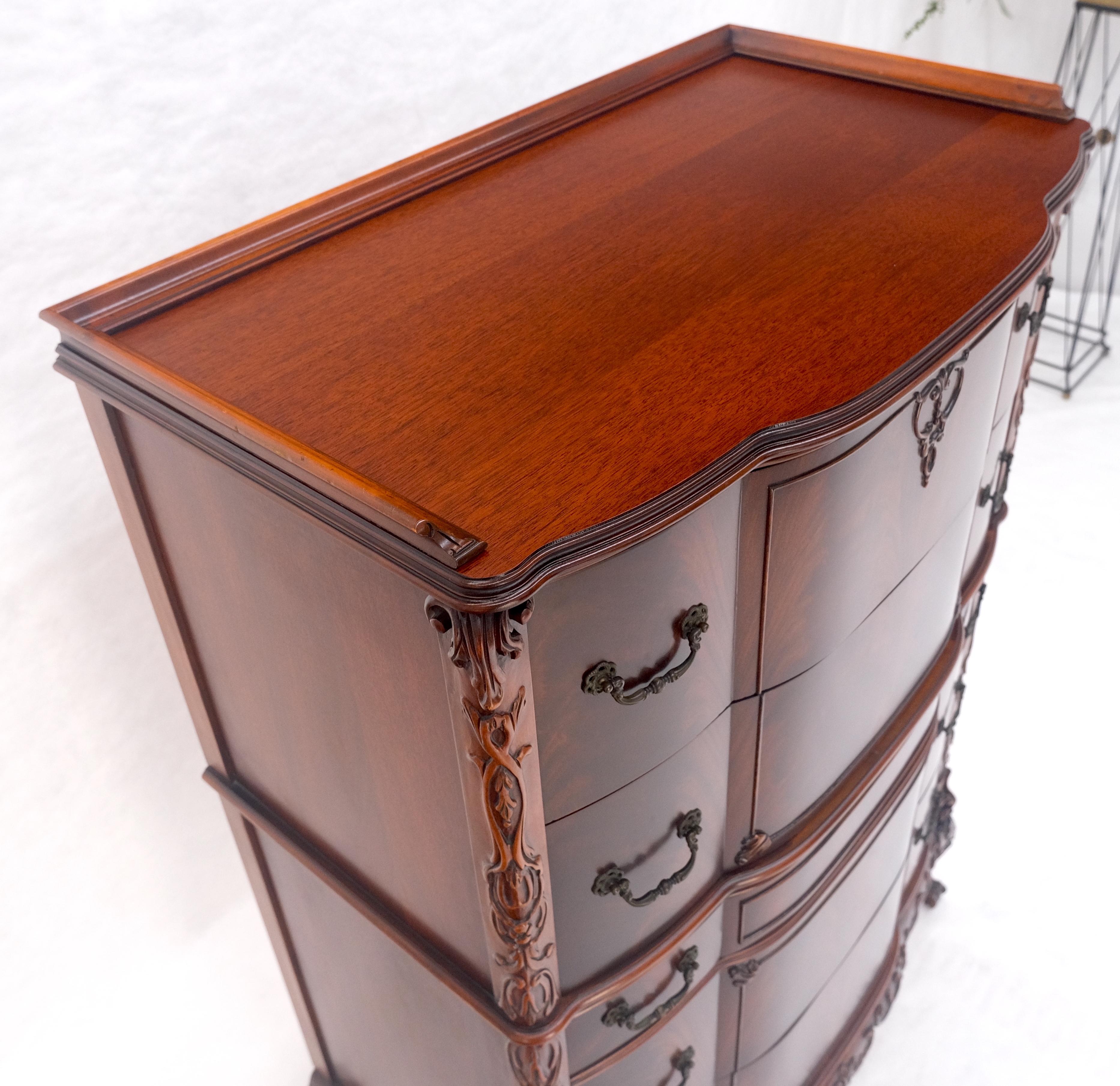 Comò alto intagliato in mogano in stile Chippendale cinese con fronte ad arco in vendita 12