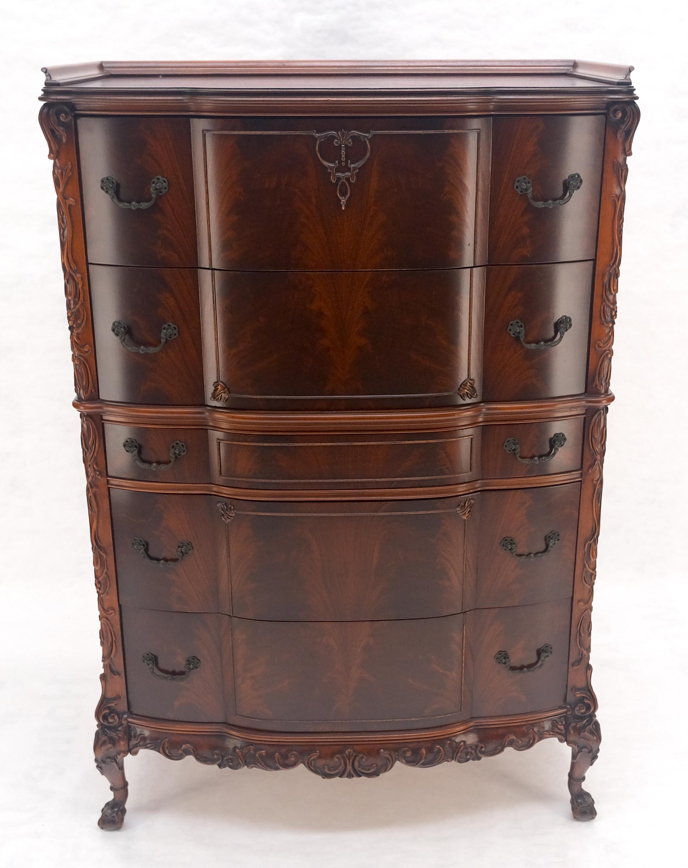 Americano Comò alto intagliato in mogano in stile Chippendale cinese con fronte ad arco in vendita