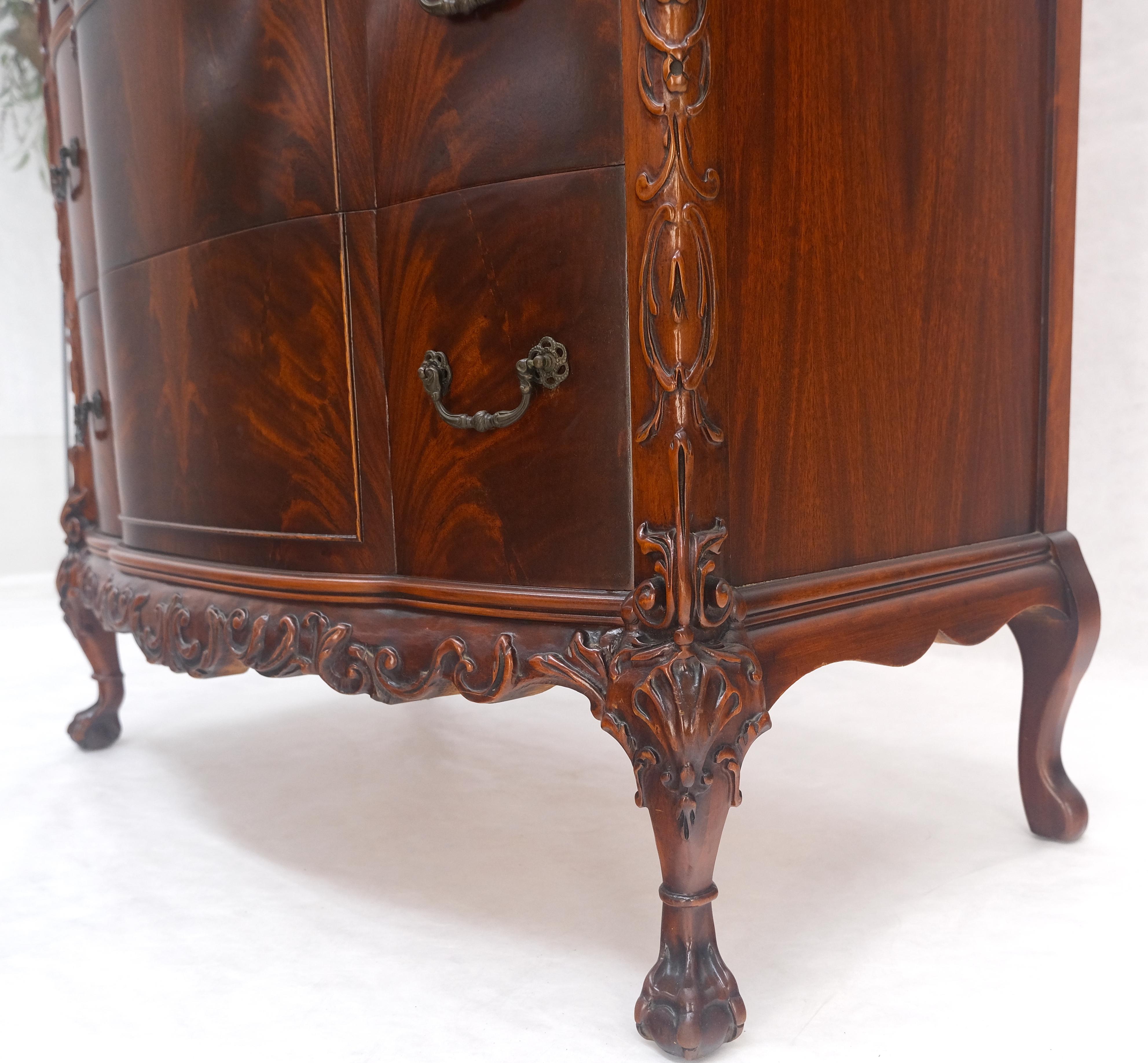 Laccato Comò alto intagliato in mogano in stile Chippendale cinese con fronte ad arco in vendita