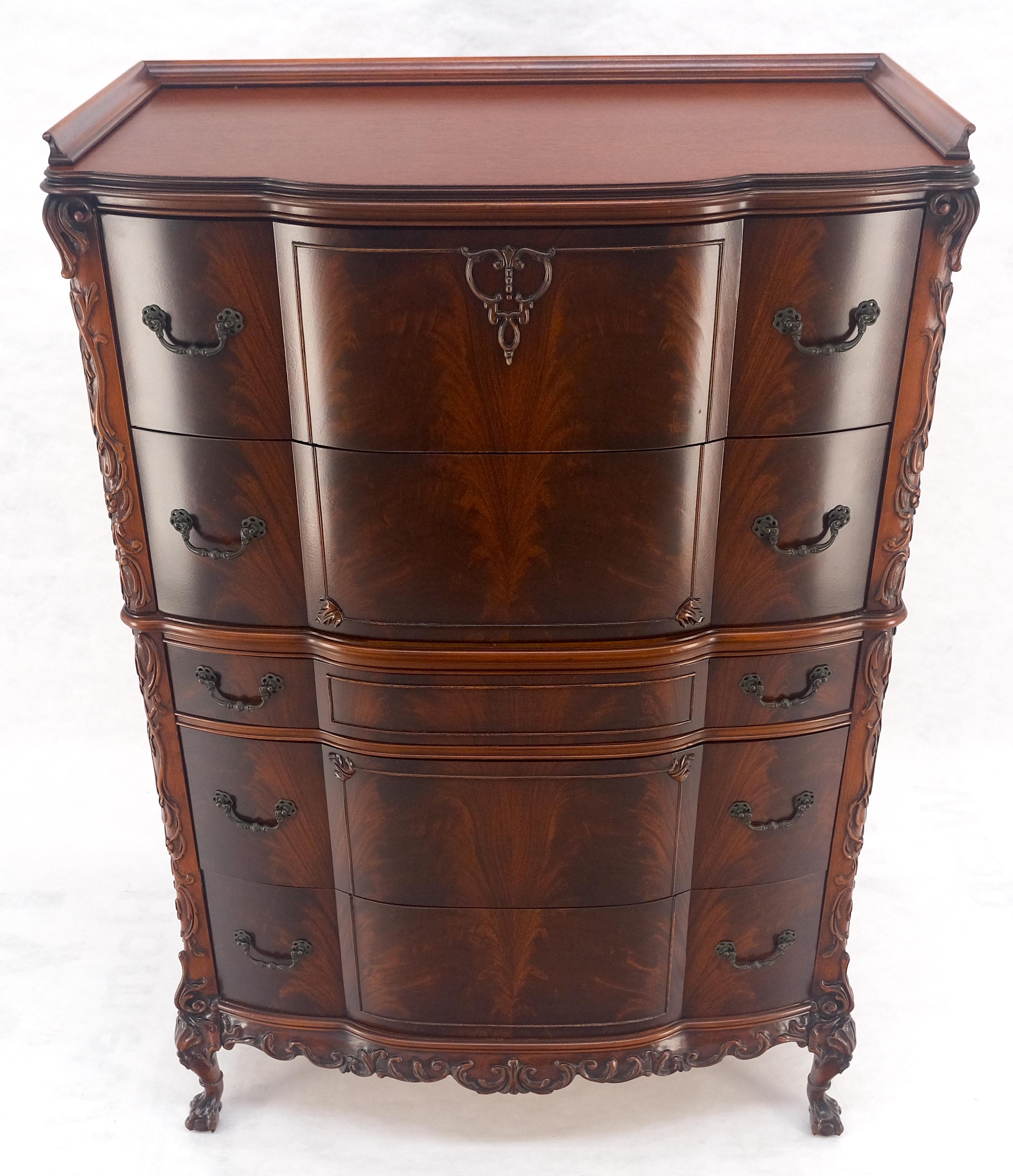 Comò alto intagliato in mogano in stile Chippendale cinese con fronte ad arco In condizioni buone in vendita a Rockaway, NJ